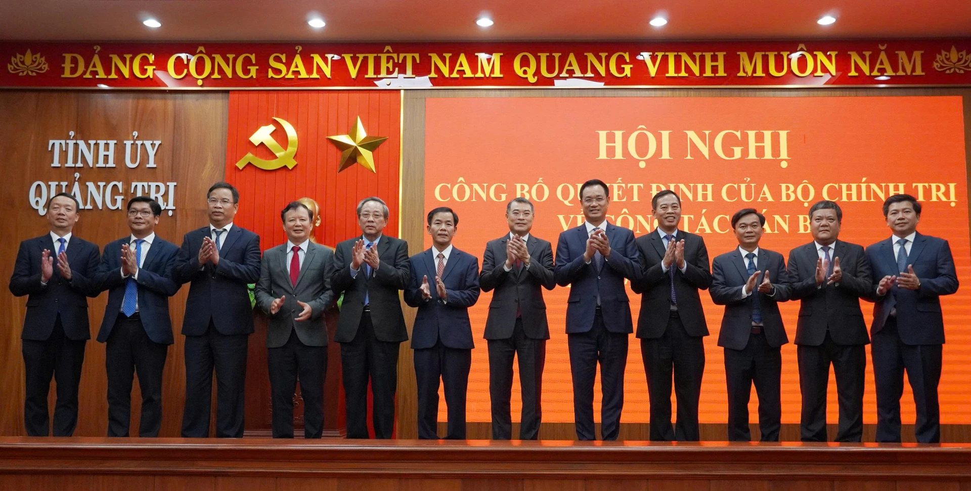 Các đại biểu chụp ảnh lưu niệm - Ảnh: XP