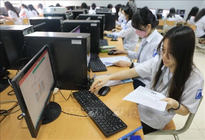 Ban hành Chương trình giáo dục nâng cao trong trường THPT chuyên