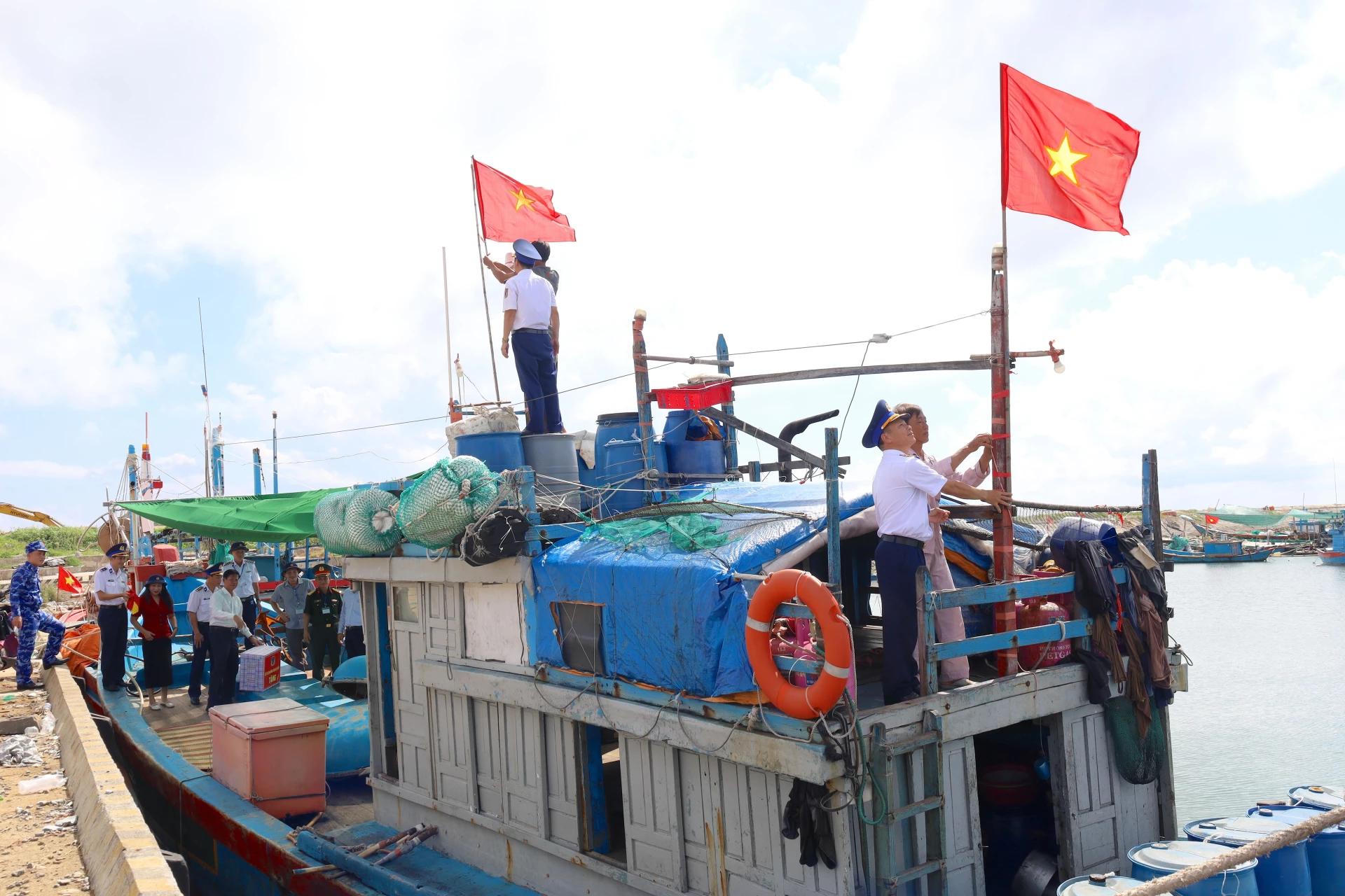 Những lá cờ đã được thay mới trên tàu cá ngư dân Lý Sơn - Ảnh: Q.N