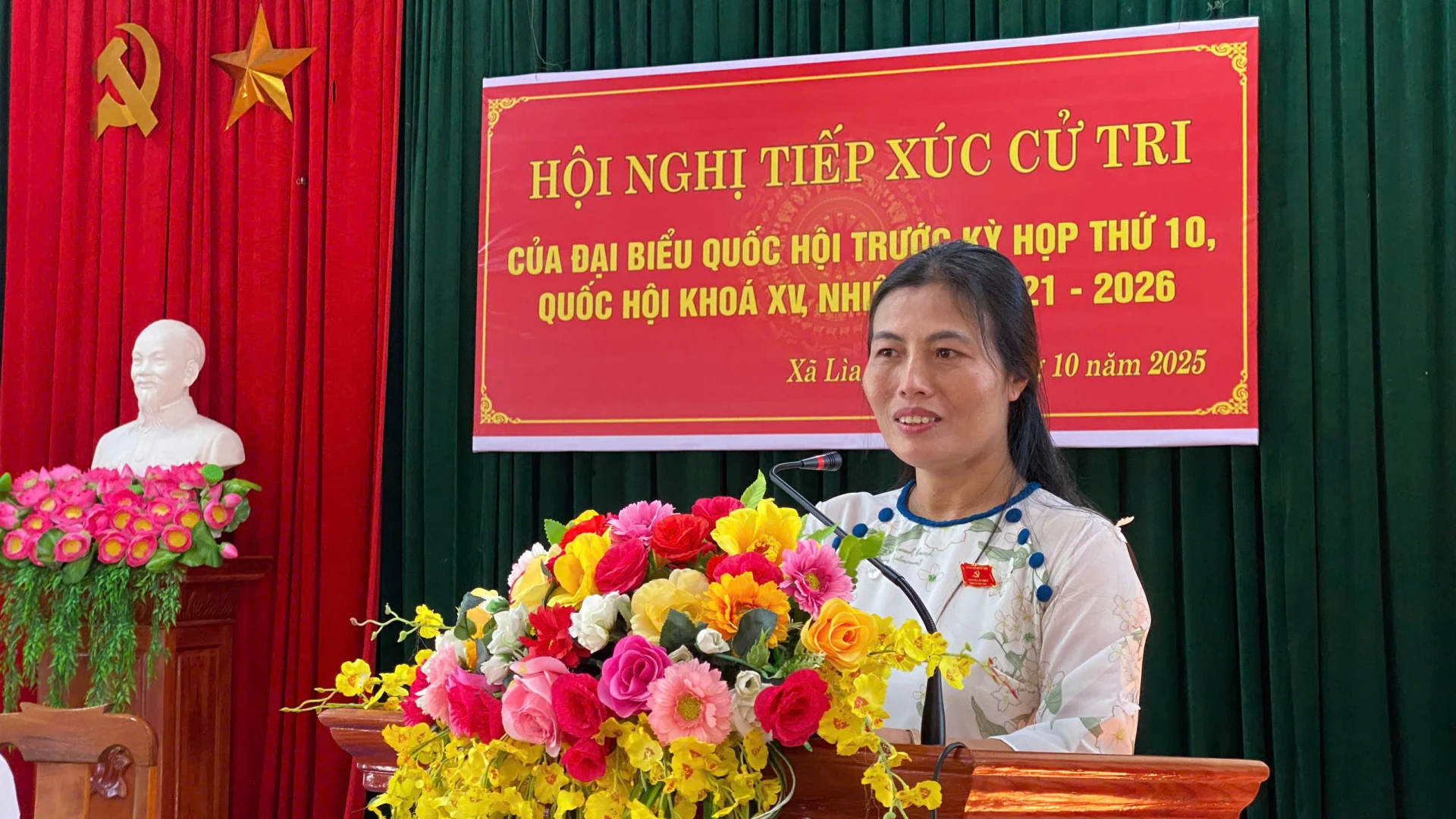 Đại biểu Hồ Thị Minh đã thông tin đến cử tri hai xã: Lìa và Ba Lòng những nội dung quan trọng dự kiến sẽ được thảo luận tại Kỳ họp thứ Mười