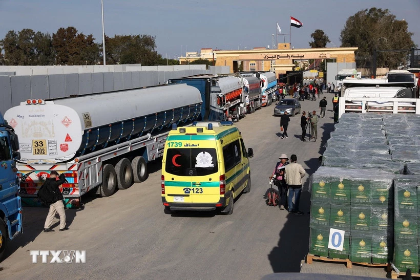 Xe tải chở hàng viện trợ nhân đạo chờ qua cửa khẩu Rafah từ Ai Cập để vào Gaza, ngày 19/1/2025. (Ảnh: THX/TTXVN)