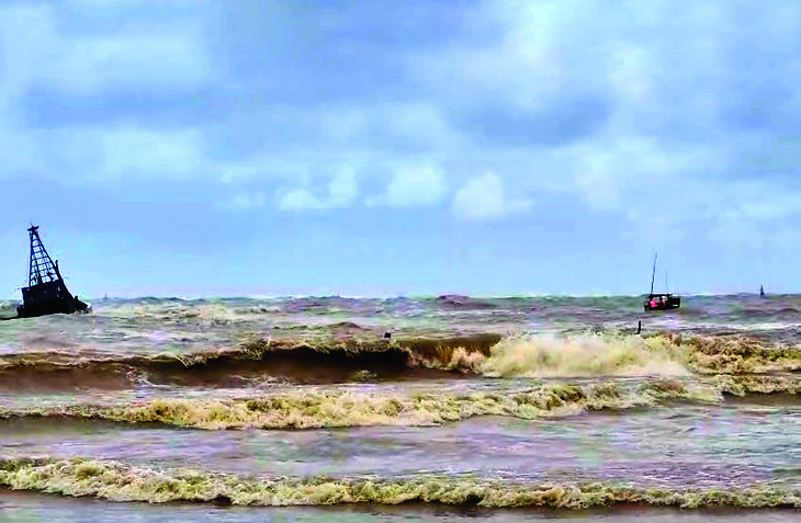 Thuyền của anh Thuận (bên phải) ra ứng cứu tàu cá gặp nạn mắc cạn -Ảnh: X.THẾ