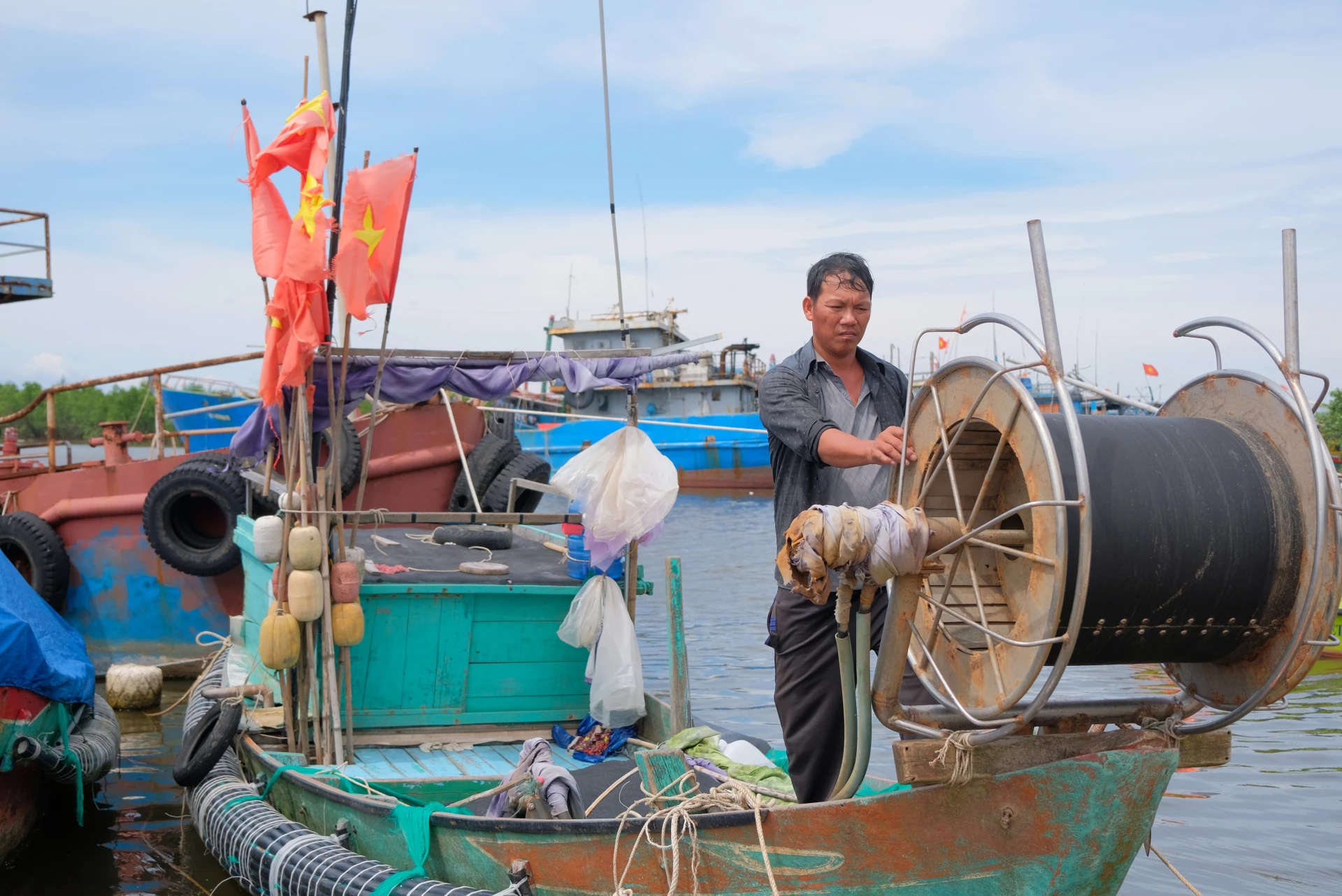 Anh Thuận trên chiếc thuyền nhỏ đã cứu nhiều người gặp nạn trên biển -Ảnh: T.Tuyền