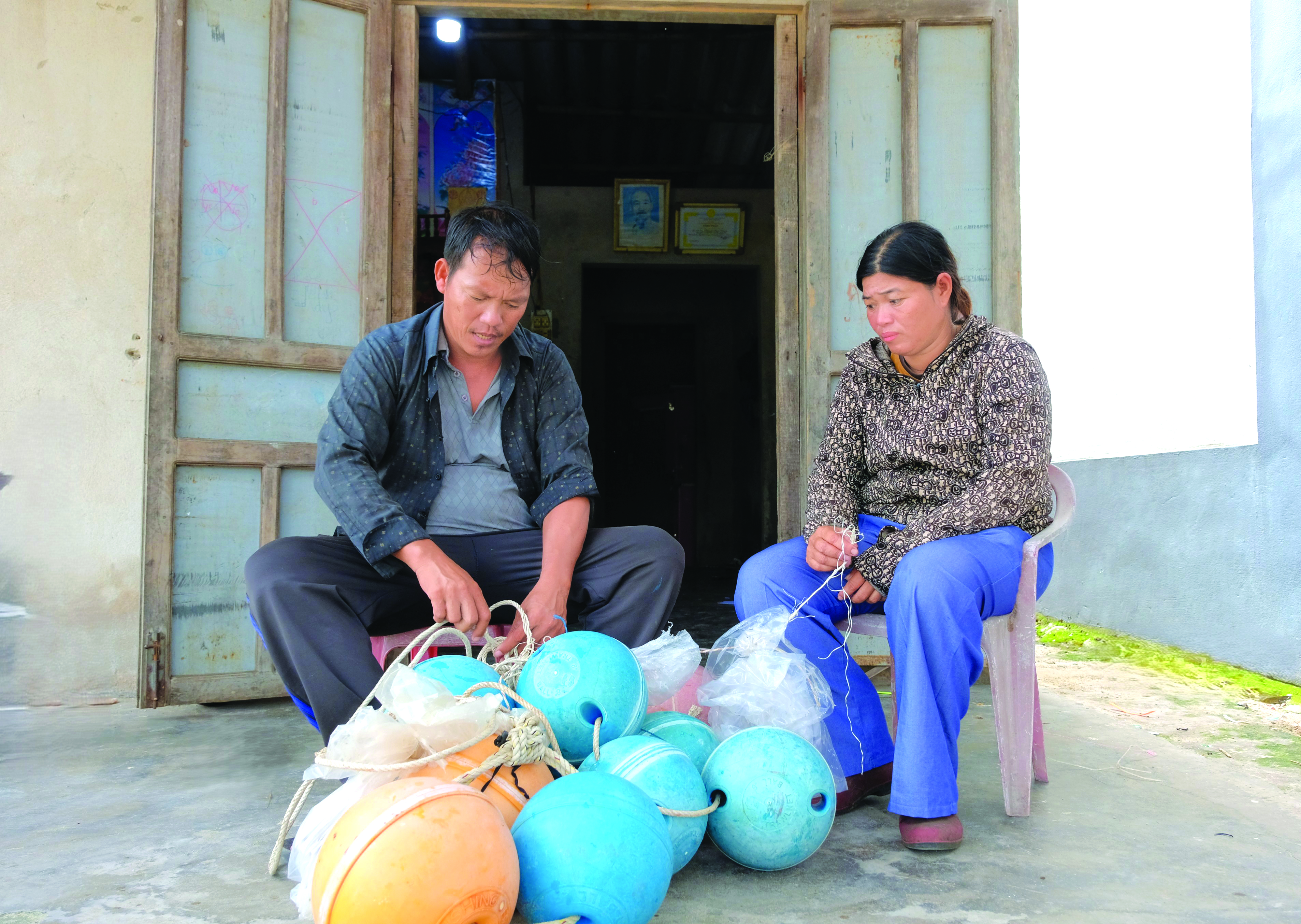 Dẫu cuộc sống còn nhiều vất vả nhưng anh Thuận luôn sẵn lòng cứu người khi gặp hoạn nạn - Ảnh: T.Tuyền