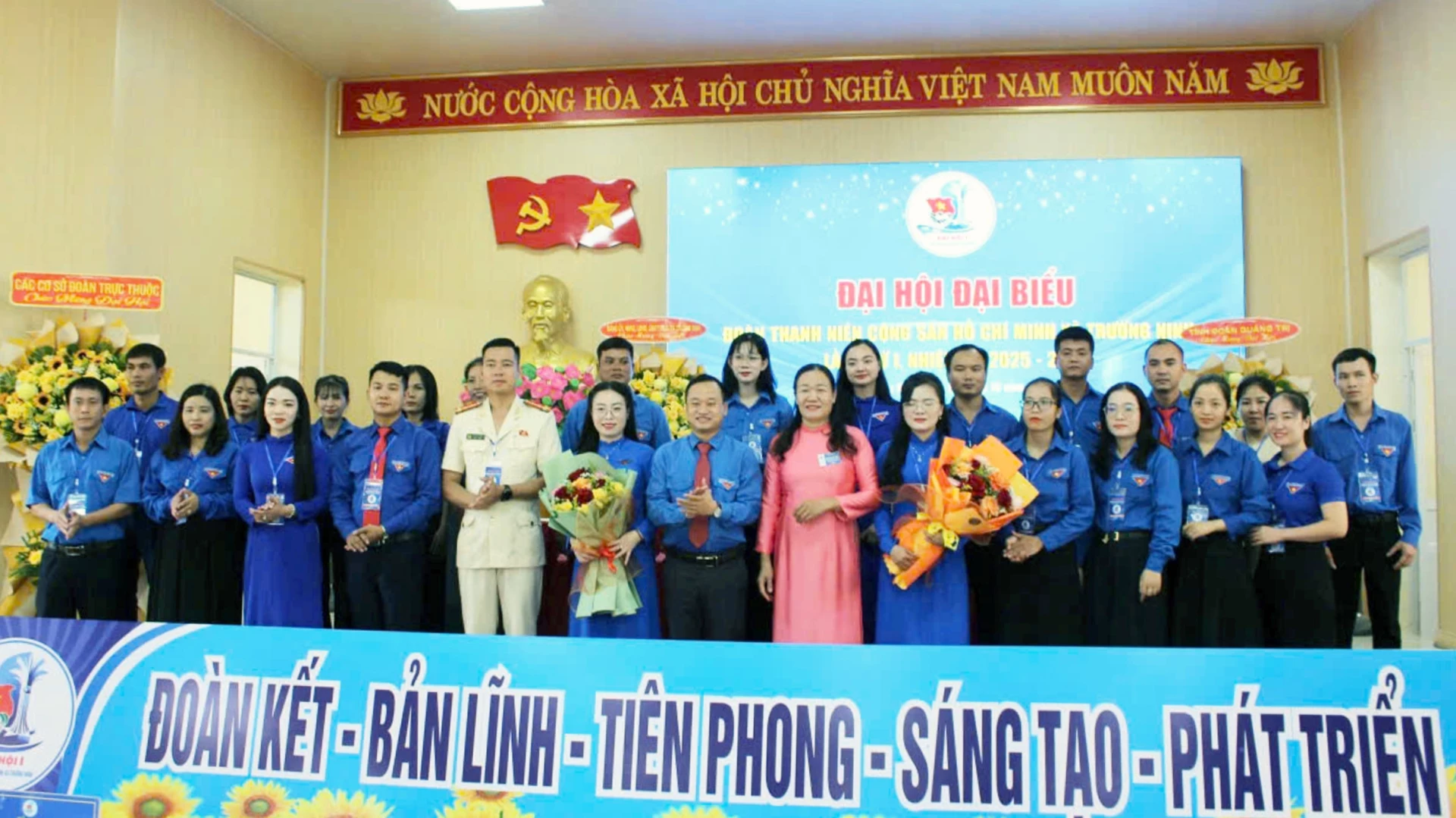 Đại diện lãnh đạo Tỉnh đoàn Quảng Trị và xã Trường Ninh tặng hoa chúc mừng Ban Chấp hành Đoàn xã Trường Ninh khóa I, nhiệm kỳ 2025-2030 - Ảnh: T.Nga