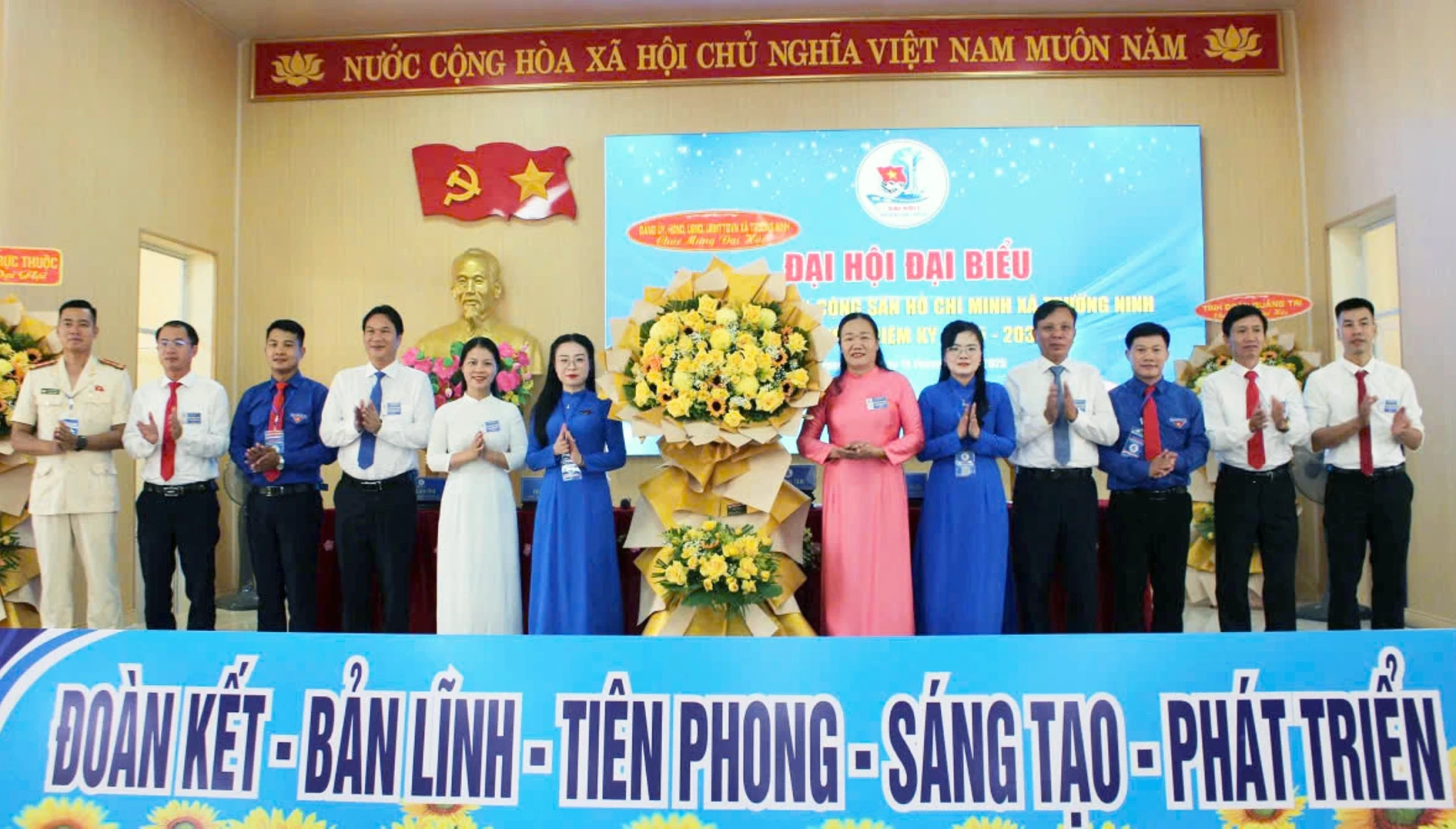 Đại diện lãnh đạo xã Trường Ninh tặng hoa chúc mừng đại hội - Ảnh: T.Nga