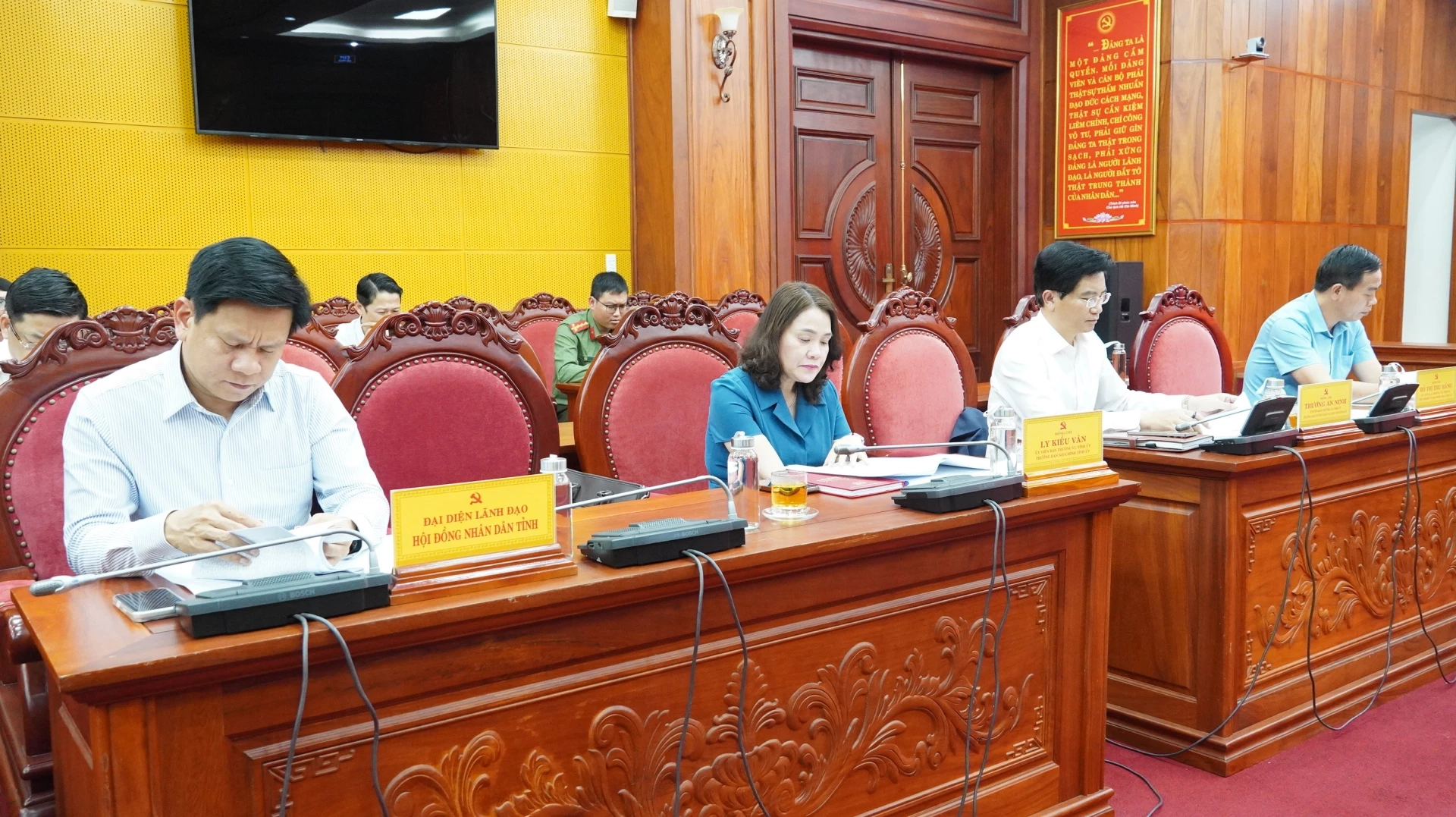 Đại biểu tham dự phiên họp - Ảnh: QV