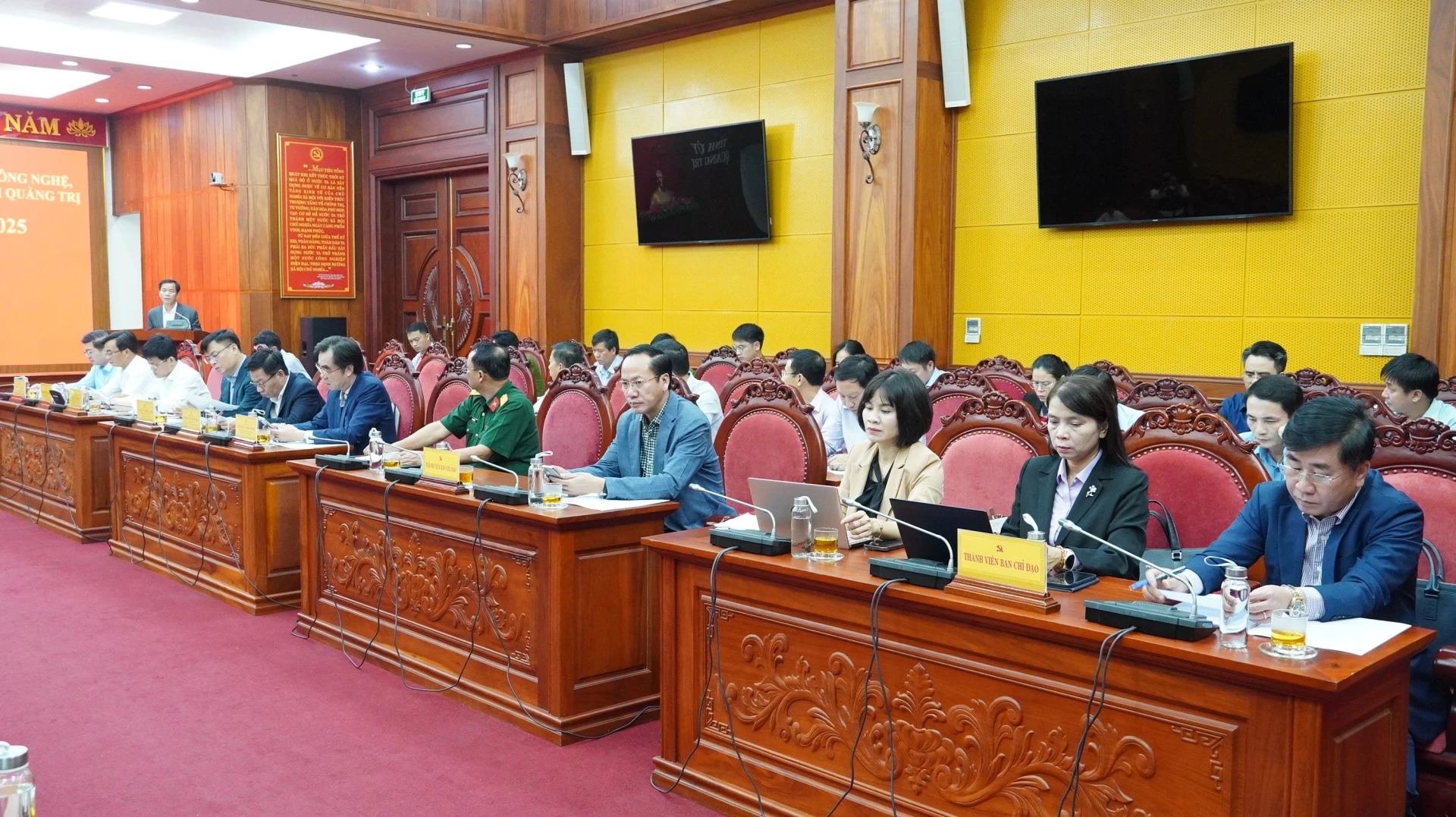 Đại biểu tham dự phiên họp - Ảnh: QV