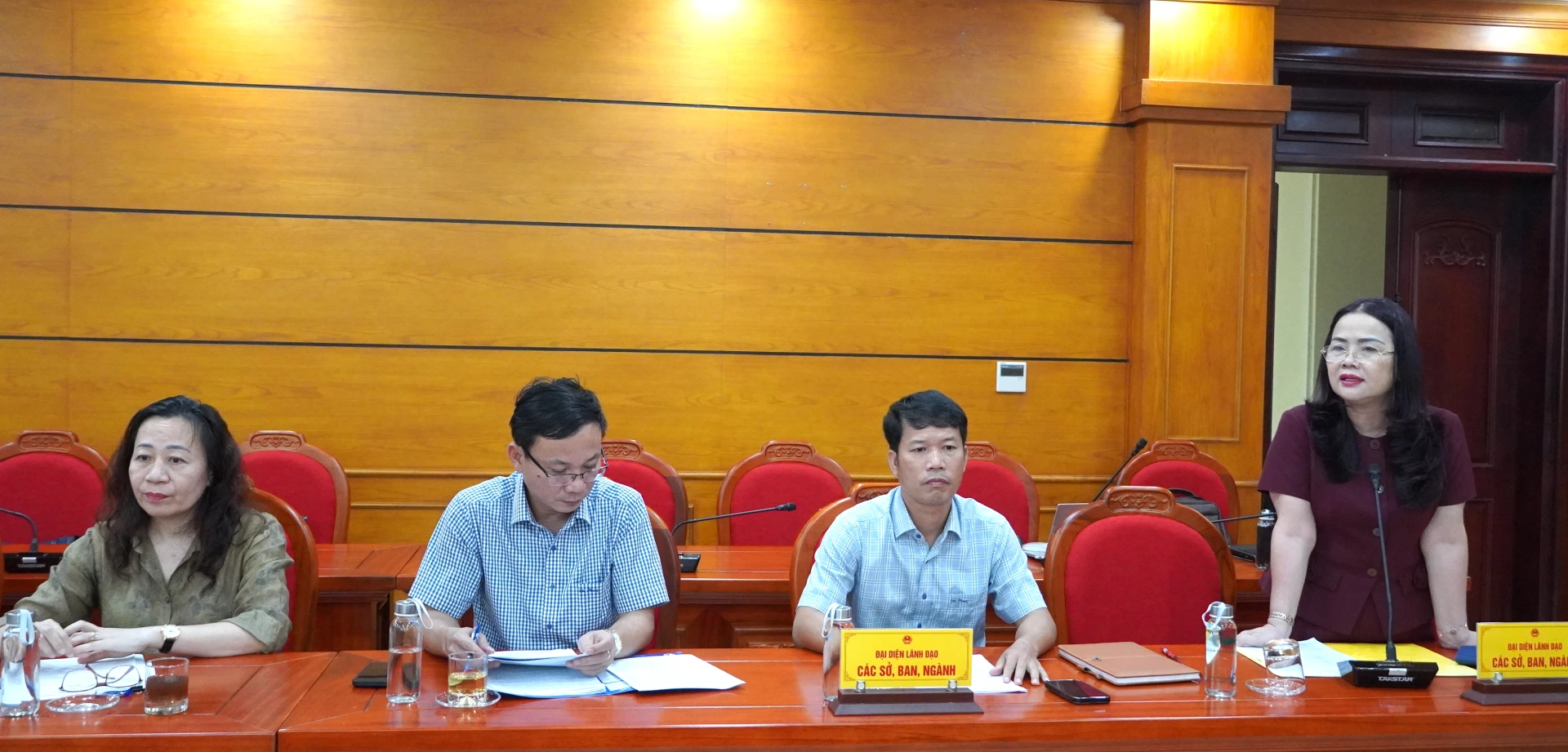 Đại diện lãnh đạo Sở Giáo dục-Đào tạo đóng góp ý kiến. Ảnh: H.Tr.