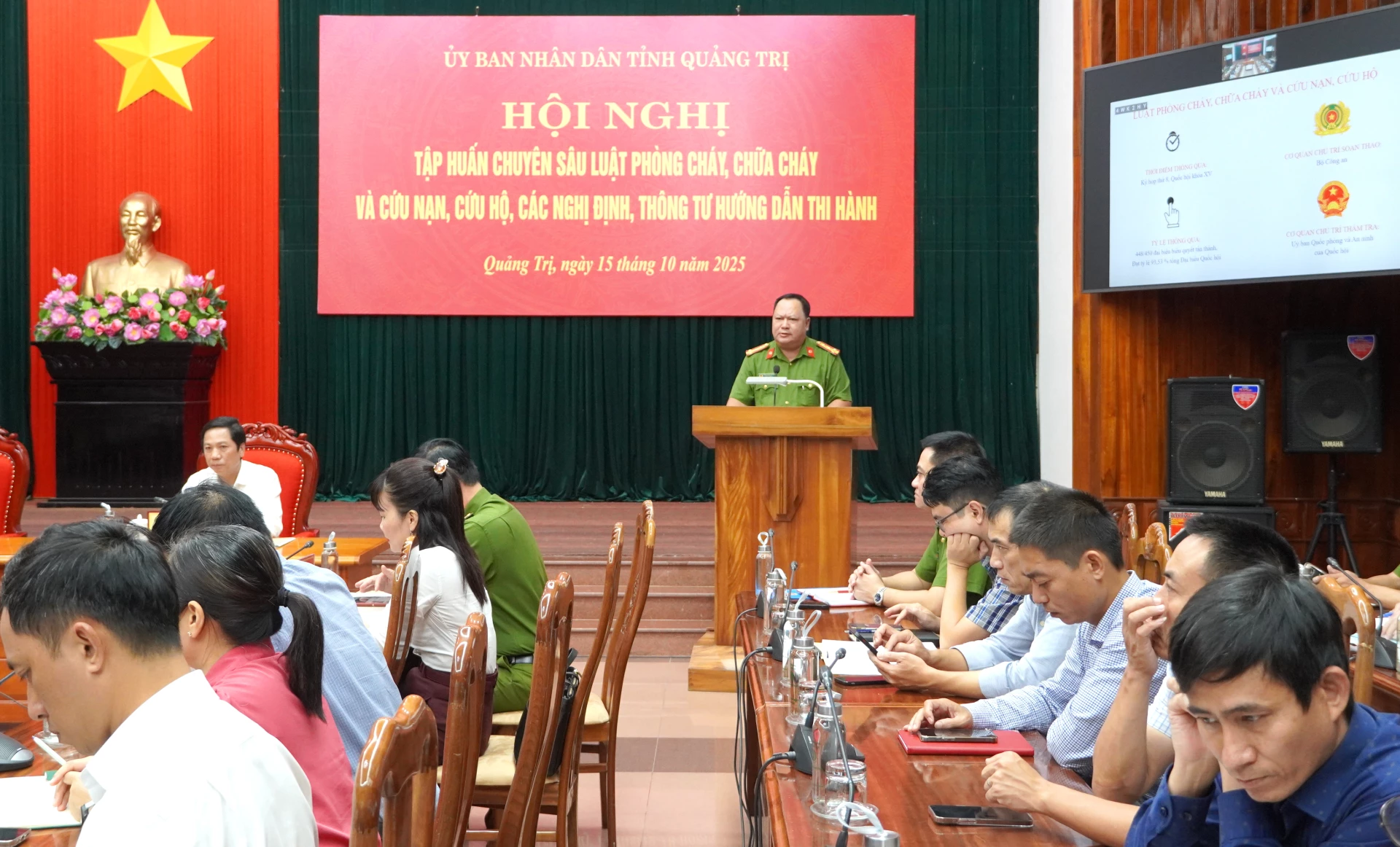 Đồng chí đại tá Hoàng Ngọc Huynh, Phó Cục trưởng Cục C07, Bộ Công an truyền đạt, hướng dẫn các nội dung liên quan. Ảnh: H.Tr