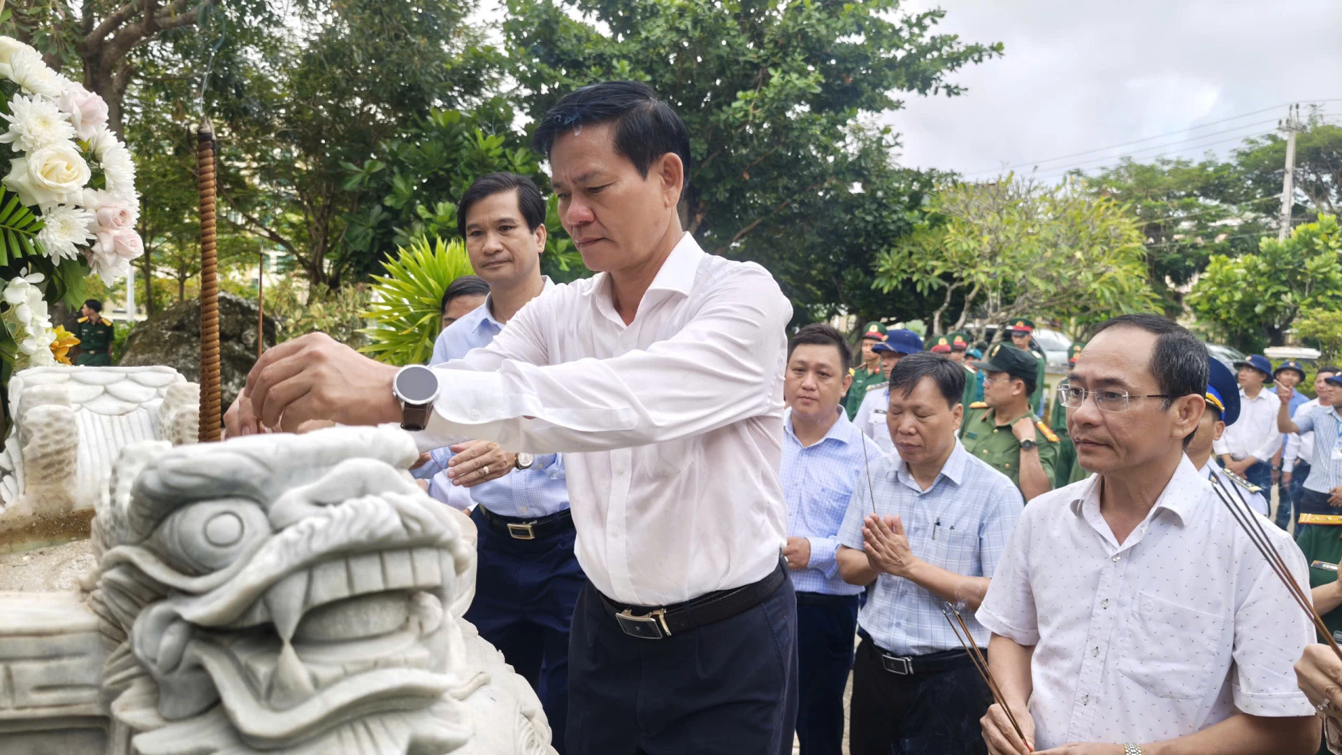 Đoàn công tác các địa phương đi khảo sát, nắm tình hình khu vực biển, đảo gần bờ năm 2025 dâng hương tại Đài tưởng niệm Đội Hoàng Sa kiêm quản Bắc Hải. Ảnh: Quang Ngọc.