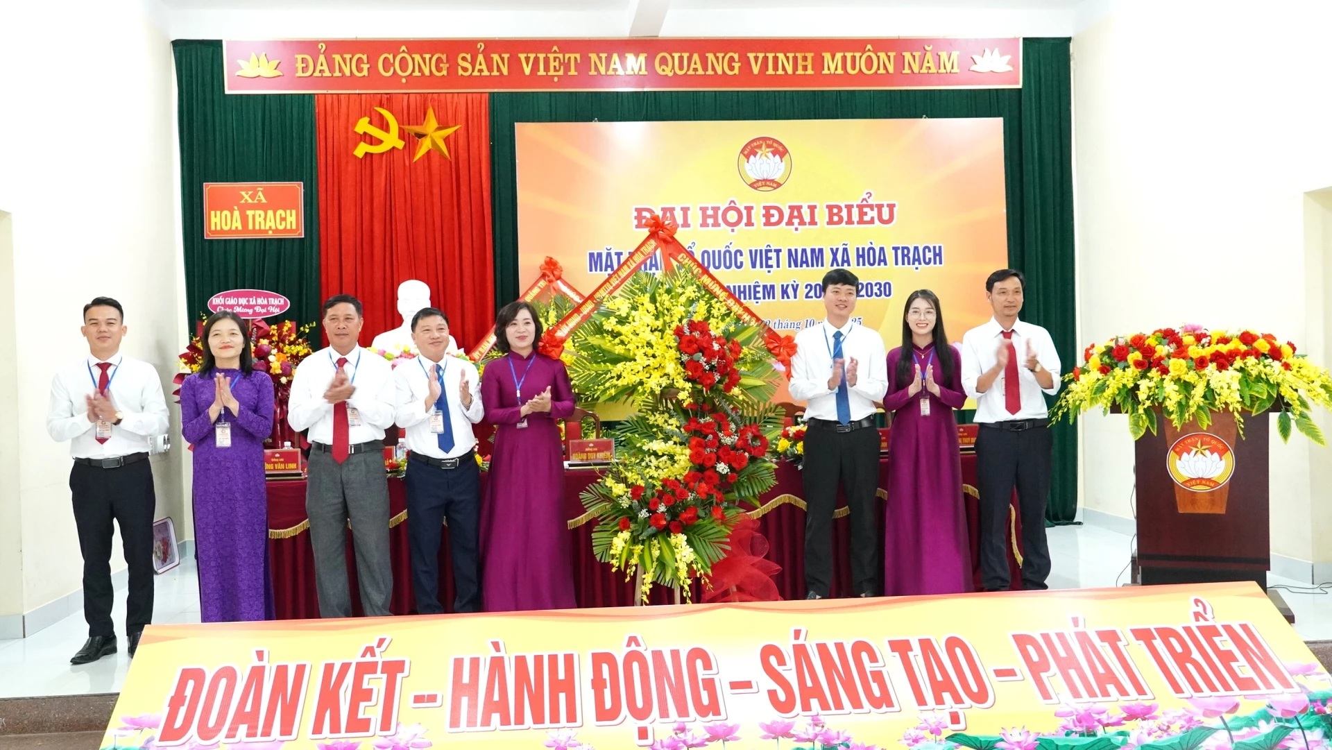 Đảng ủy, HĐND, UBND, Ủy ban MTTQ Việt Nam xã Hòa Trạch tặng hoa chúc mừng Đại hội - Ảnh: QV