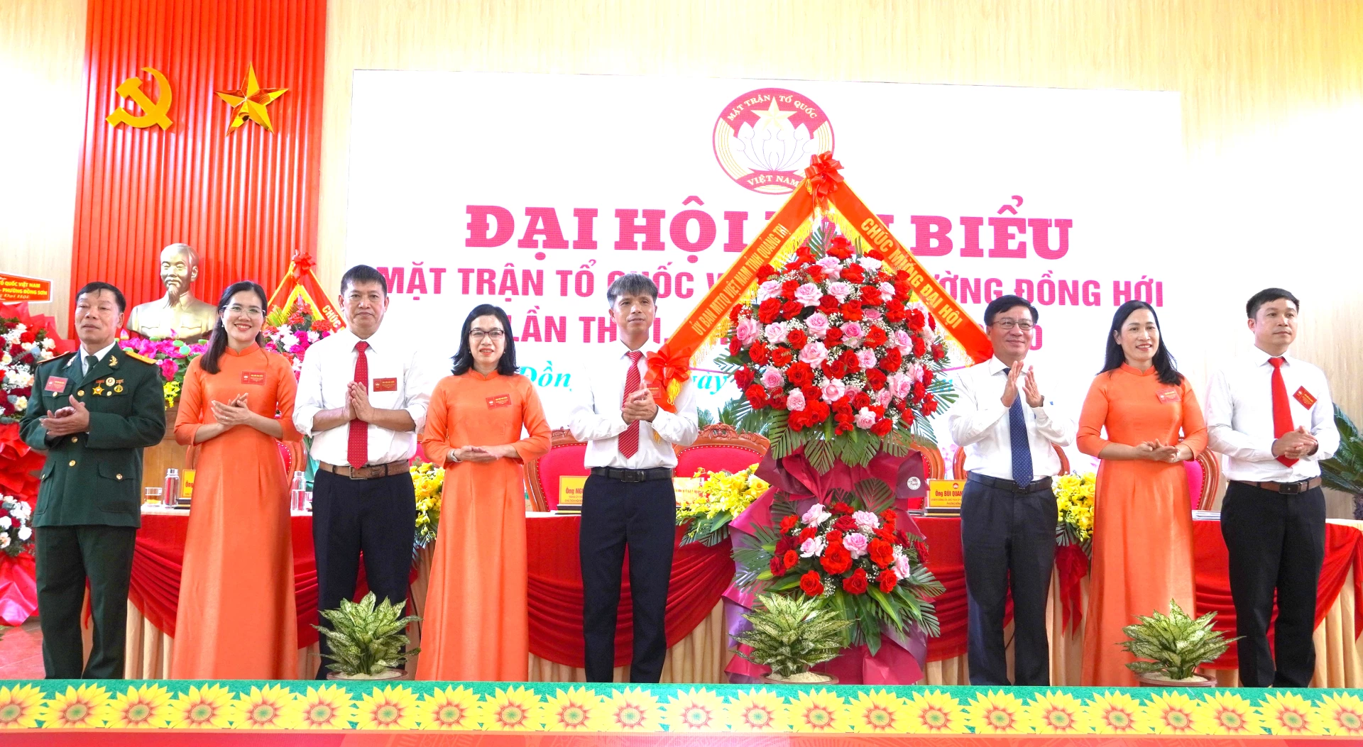 Phó Chủ tịch Thường trực Ủy ban MTTQVN tỉnh Đào Mạnh Hùng tặng hoa chúc mừng đại hội Ảnh: H.Tr.