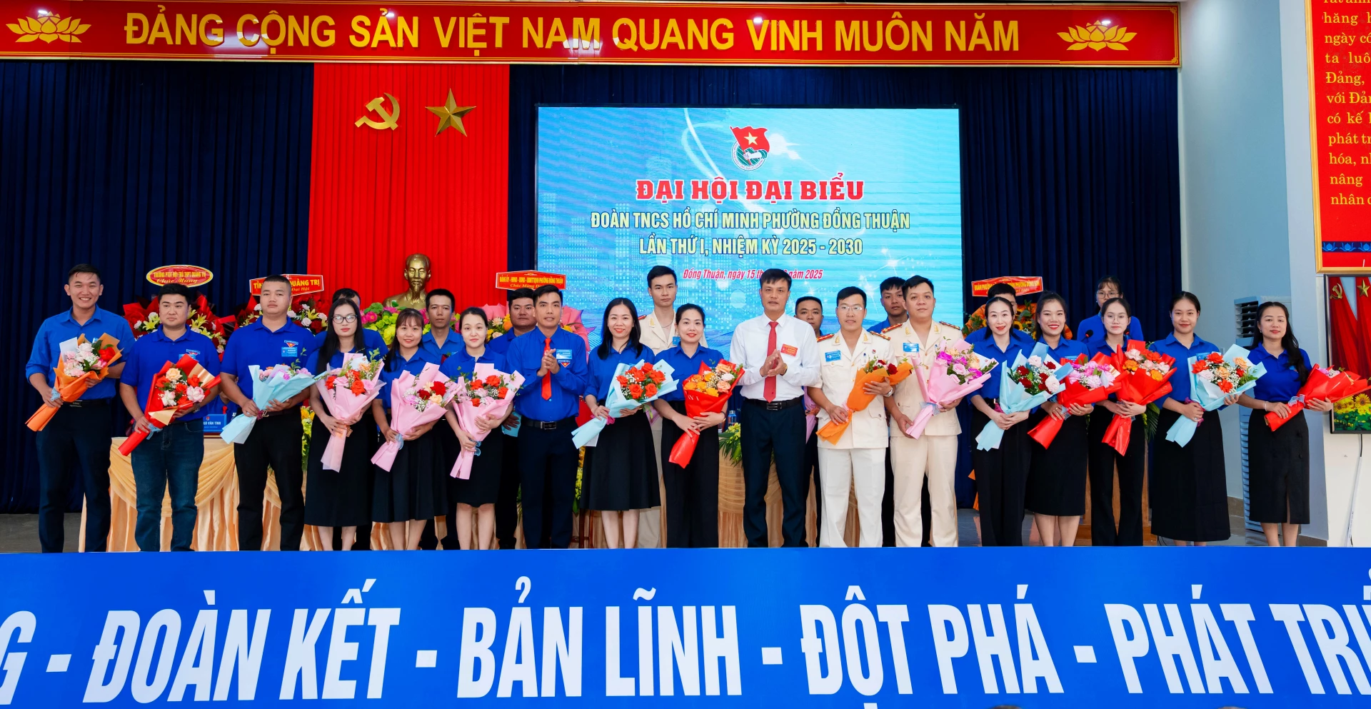 Đại diện lãnh đạo Ủy ban MTTQVN phường tặng hoa chia tay các đồng chí thôi tham gia Ban Chấp hành Đoàn phường, nhiệm kỳ 2025-2030. Ảnh: H. Tr