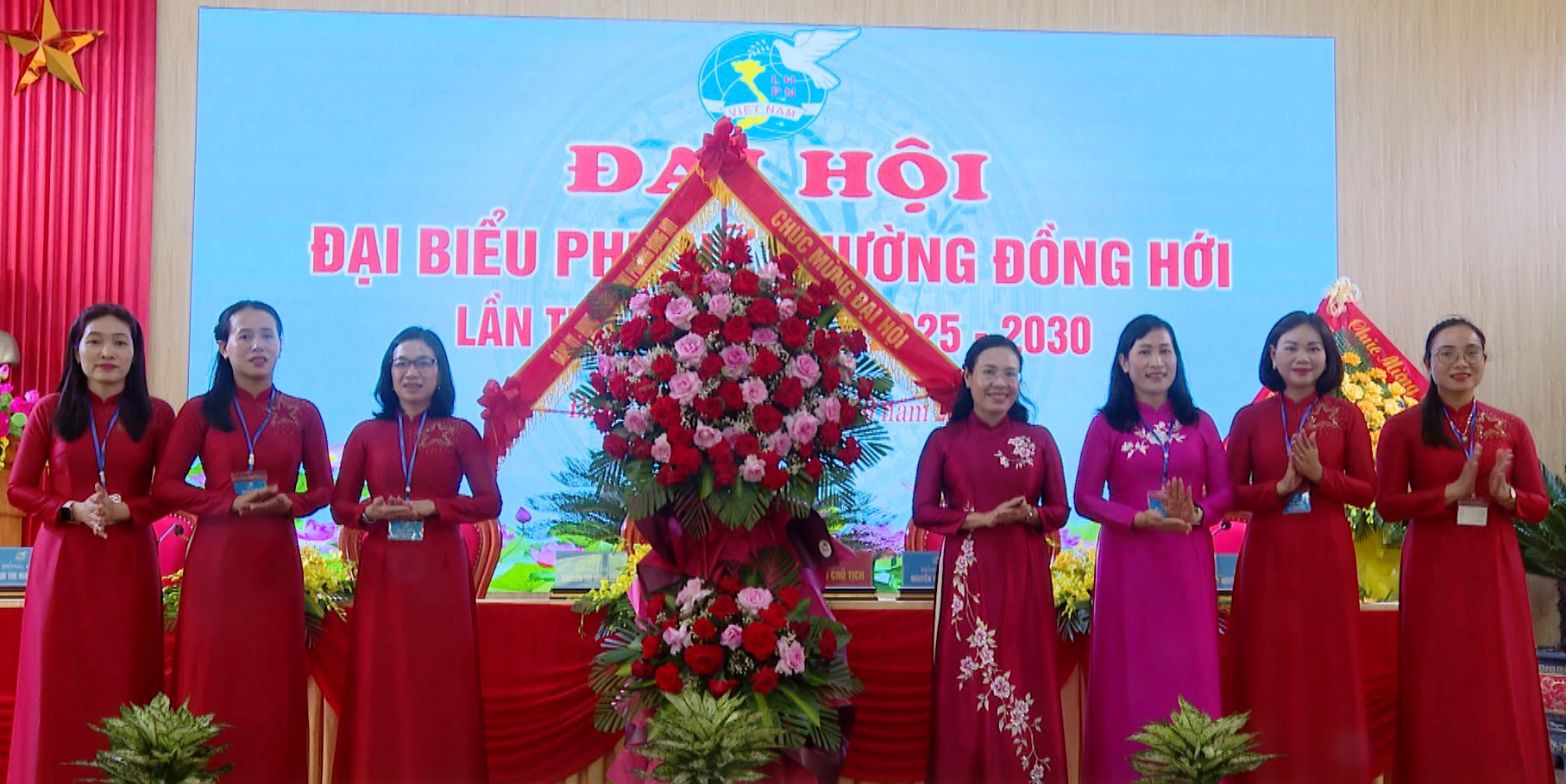 Bí thư Đảng ủy phường Đồng Hới Phạm Thị Hân tặng hoa chúc mừng đại hội. Ảnh: H.Tr.