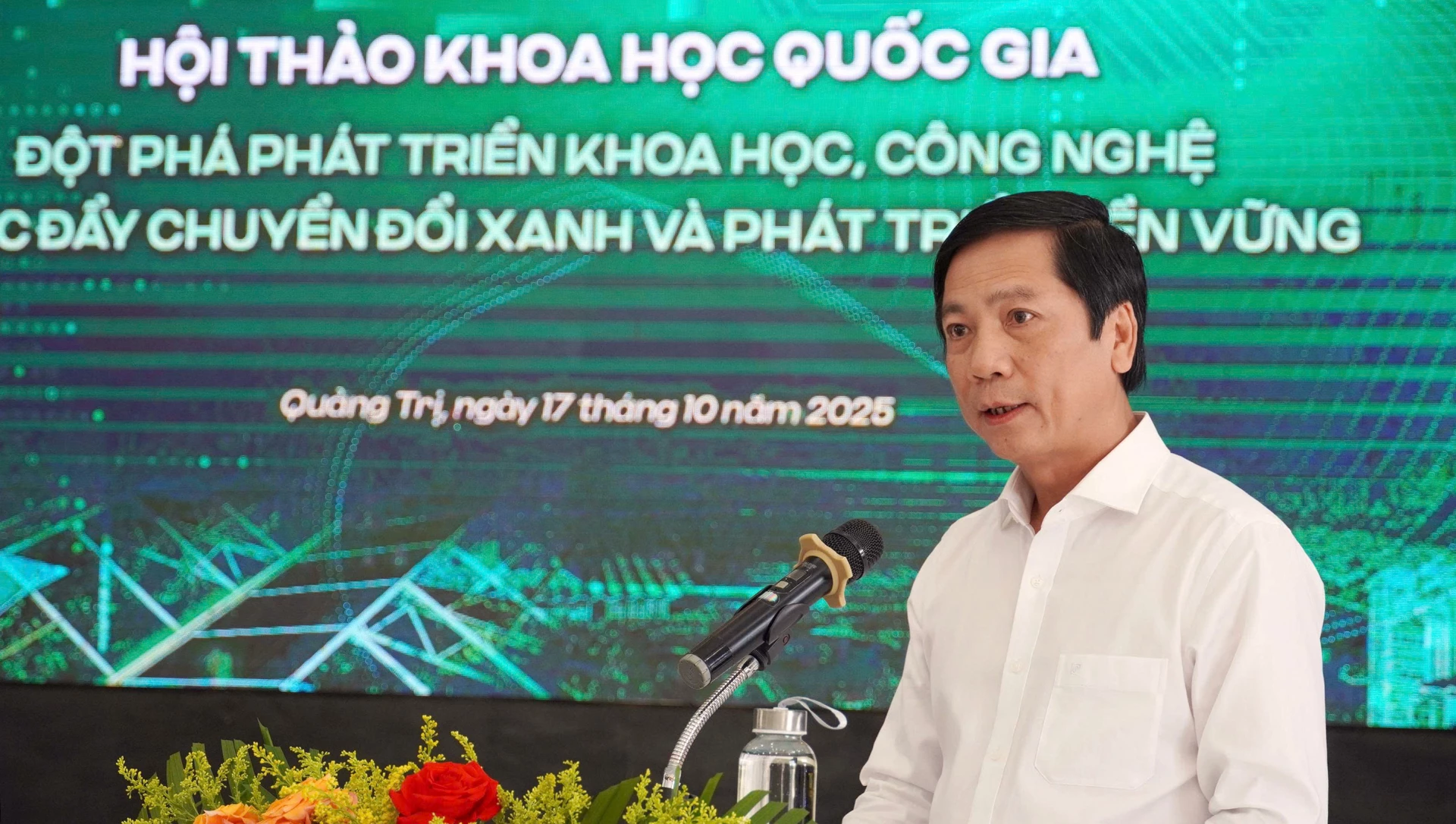 Đồng chí Phó Chủ tịch Thường trực UBND tỉnh Quảng Trị Hoàng Nam phát biểu chào mừng hội thảo - Ảnh: X.P