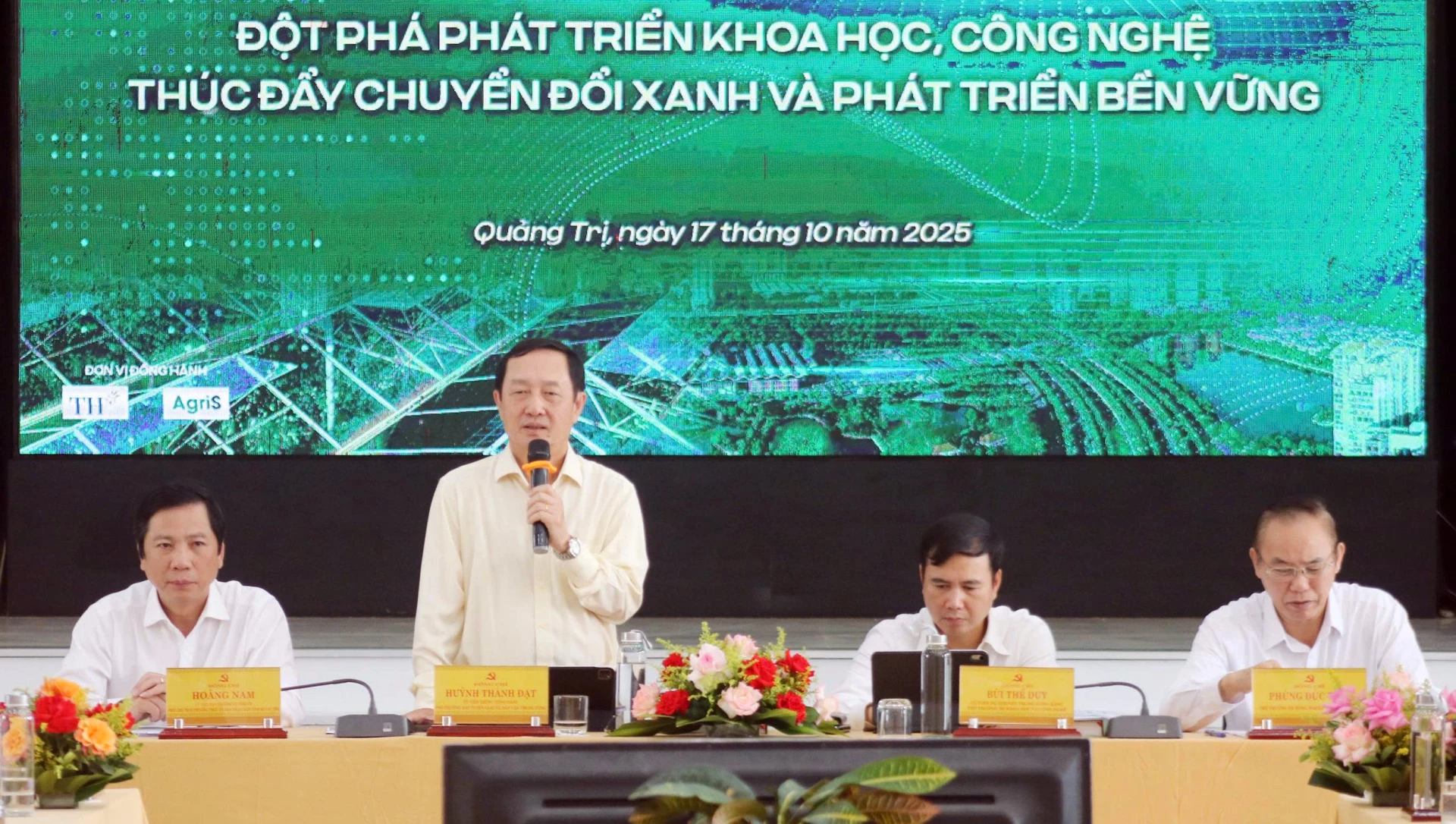 Đồng chí Huỳnh Thành Đạt, Ủy viên Trung ương Đảng, Phó Trưởng Ban Tuyên giáo và Dân vận Trung ương điều hành hội thảo. Ảnh: X.P