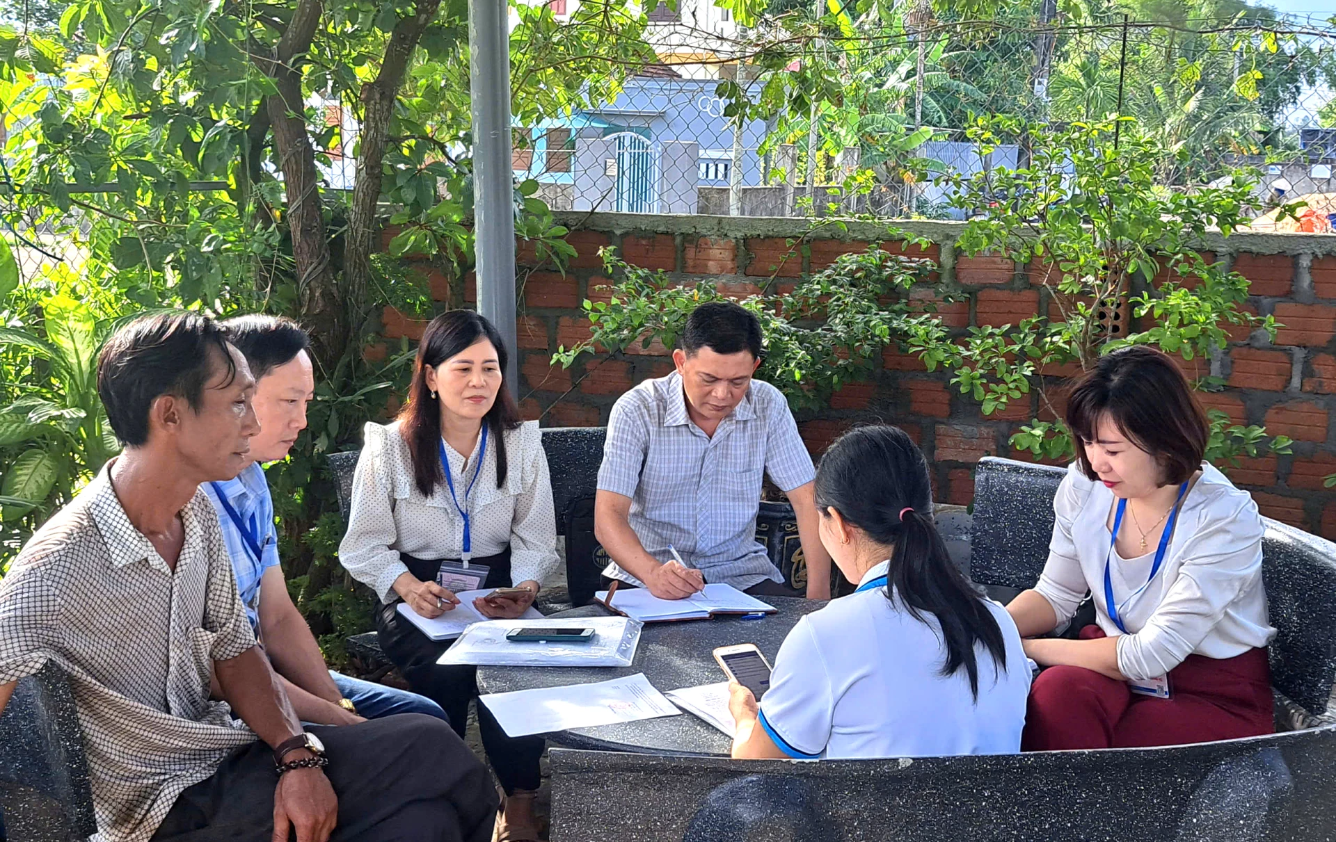 Đoàn giám sát kiểm tra công tác điều tra thực tế tại một số hộ dân trên địa bàn. Ảnh: H.Tr