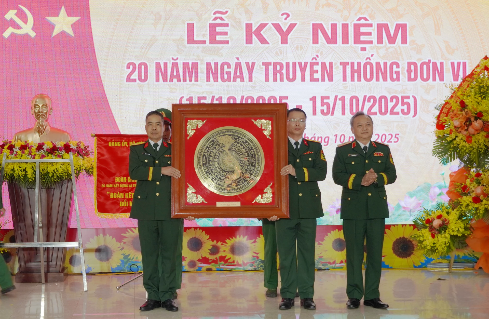 Thiếu tướng Hoàng Văn Sỹ, Tư lệnh Binh đoàn 15 trao quà cho tập thể cán bộ, chiến sĩ, công nhân và viên chức quốc phòng, người lao động Đoàn KTQP 79- Ảnh: N.H