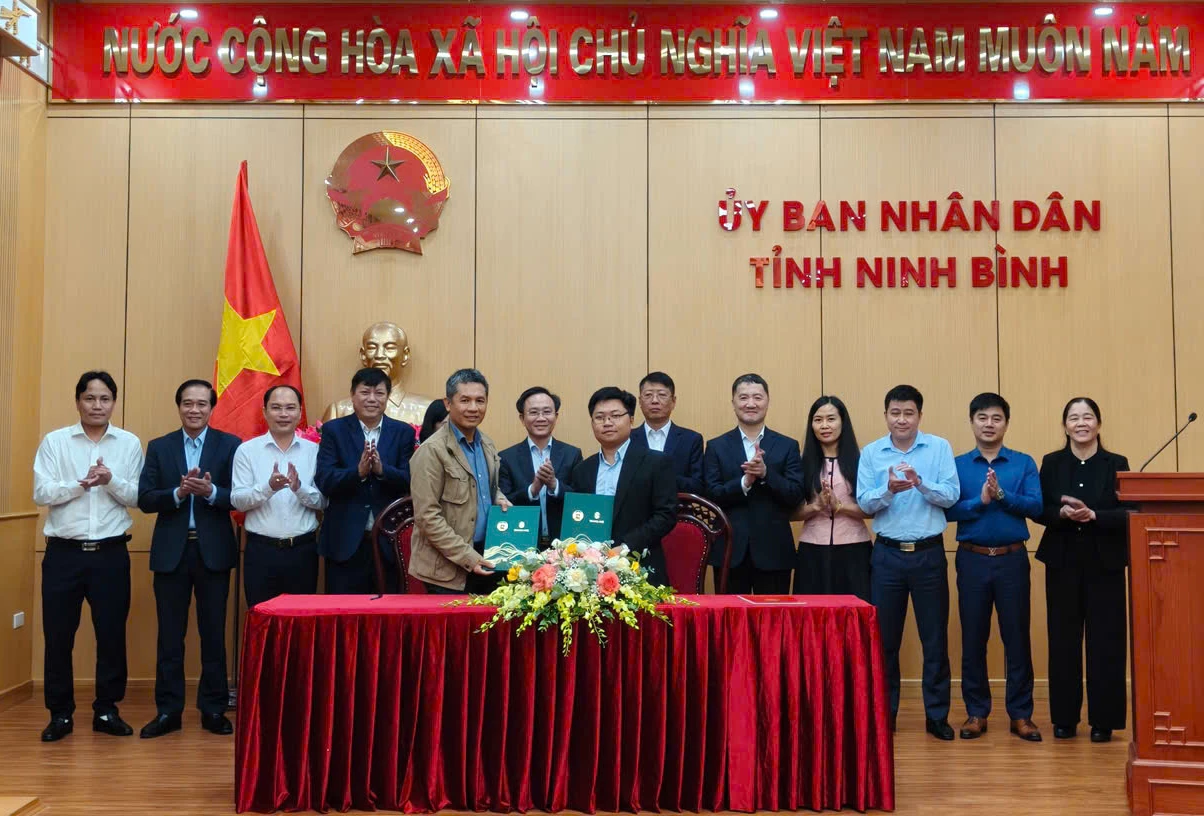 Đại diện lãnh đạo Công ty TNHH Oxalis ký kết thoả thuận hợp tác với Công ty TNHH Đầu tư Thương mại và Du lịch Tràng An - Ảnh: C.N