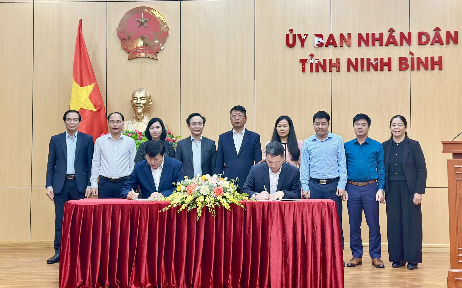 Đại diện lãnh đạo Sở Văn hóa, Thể thao và Du lịch Quảng Trị và Sở Du lịch Ninh Bình ký kết thoả thuận hợp tác phát triển du lịch, giai đoạn 2025-2030 - Ảnh: C.N