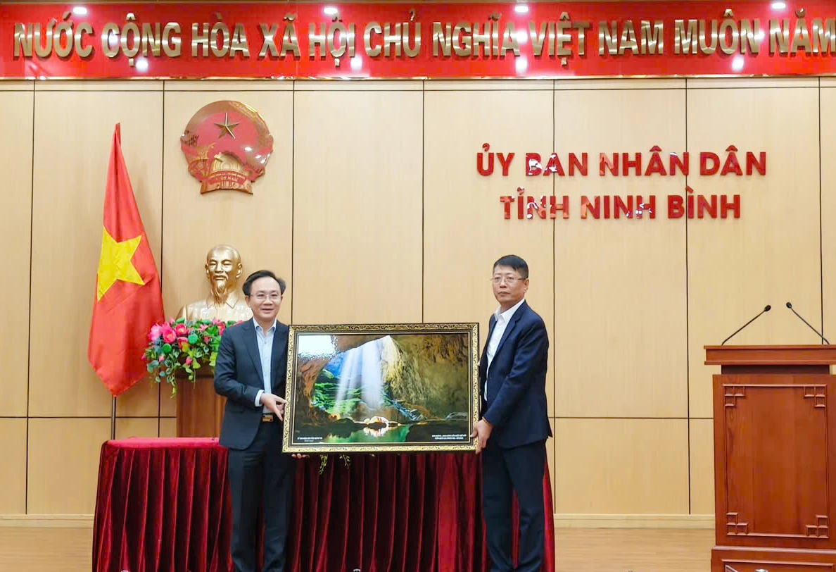 Phó Chủ tịch UBND tỉnh Quảng Trị Hoàng Xuân Tân tặng tranh lưu niệm cho Phó Chủ  tịch Thường trực UBND tỉnh Ninh Bình Trần Song Tùng - Ảnh: C.N