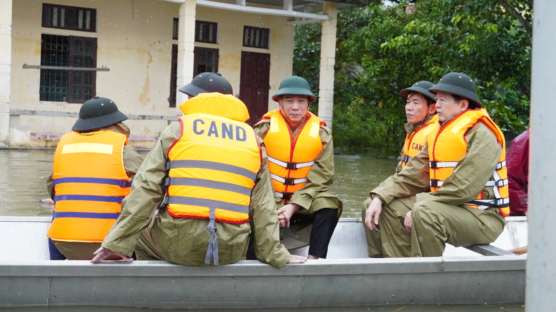 Trước đó, Phó Thủ tướng Mai Văn Chính đã thăm, tặng quà người dân thôn Hữu Tân, xã Ninh Châu - Ảnh: QV