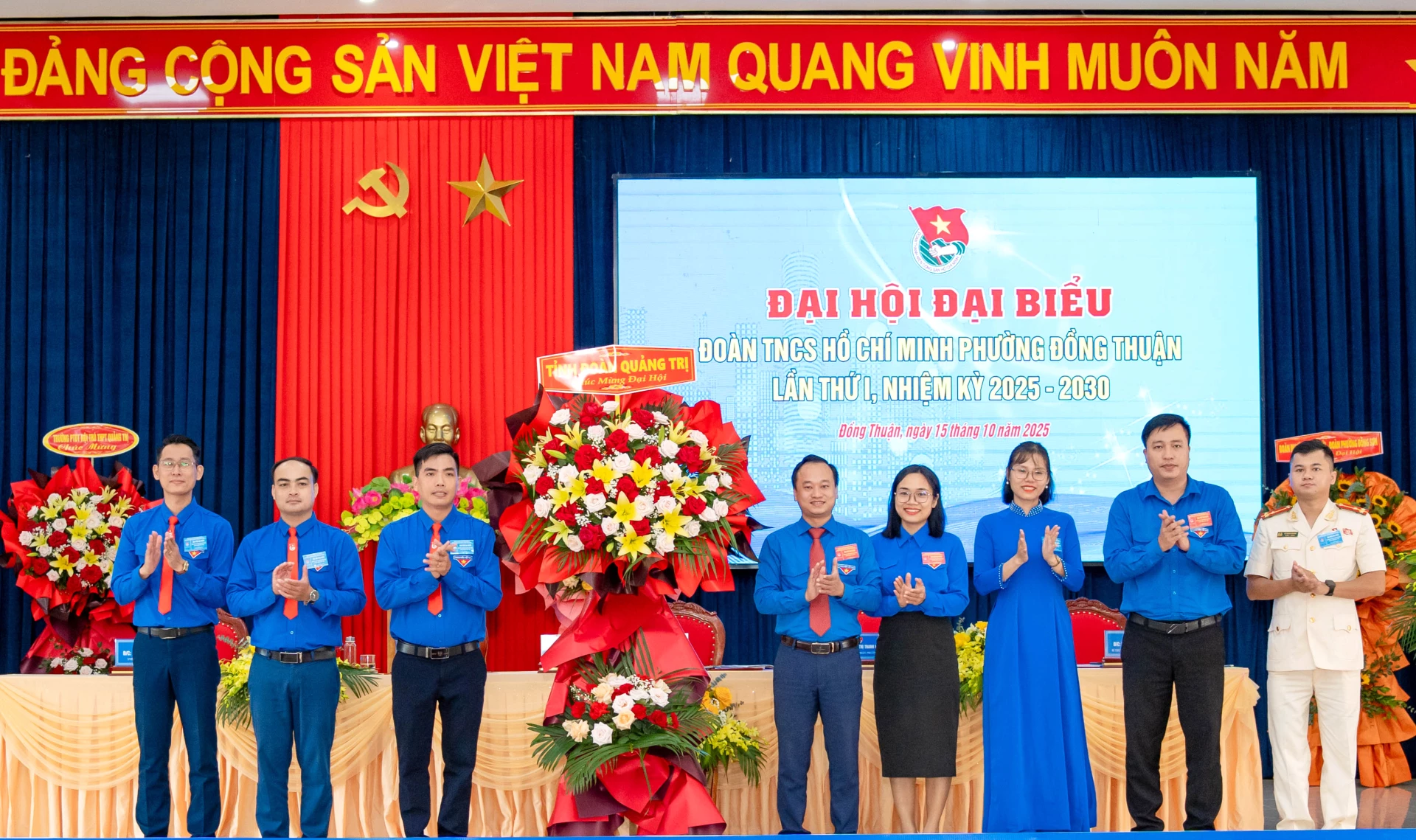 Đại diện lãnh đạo Tỉnh đoàn Quảng Trị tặng hoa chúc mừng đại hội. Ảnh: H.Tr