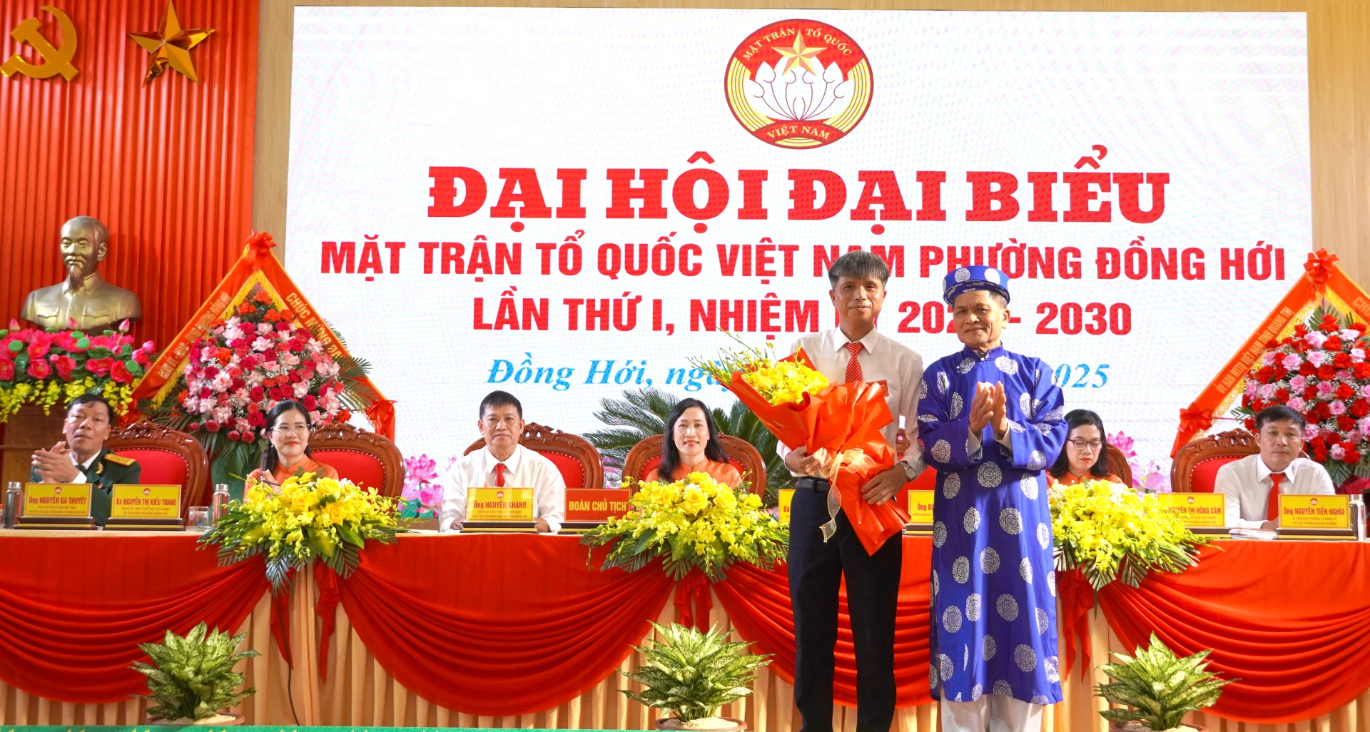 Đại diện đoàn đại biểu các tầng lớp nhân dân tặng hoa chúc mừng đại hội.
