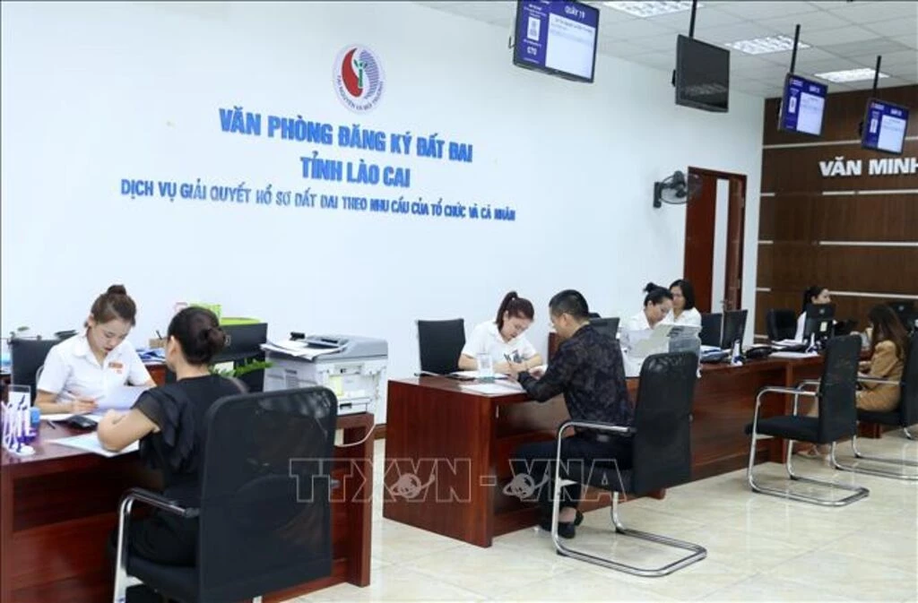 Người dân, doanh nghiệp đến bộ phận một cửa Trung tâm dịch vụ hành chính công tỉnh Lào Cai giải quyết thủ tục hành chính. Ảnh (tư liệu) minh họa: Quốc Khánh/TTXVN