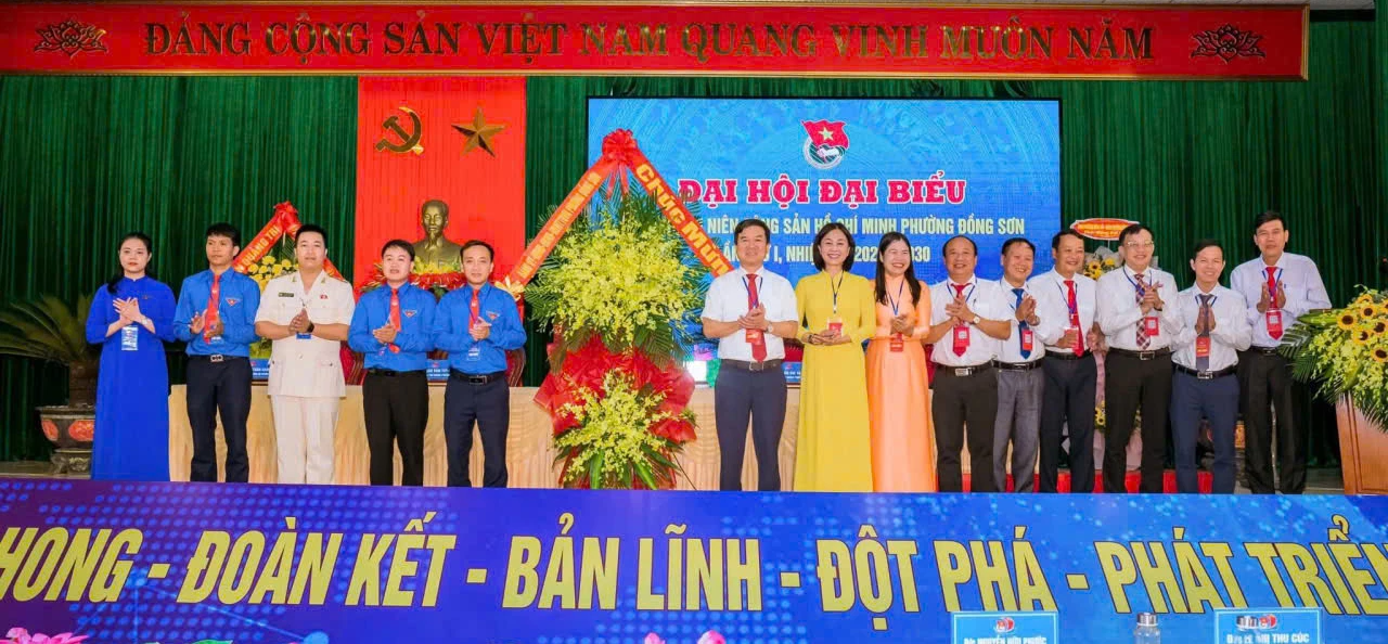 Đại diện lãnh đạo phường Đồng Sơn tặng hoa chúc mừng đại hội. Ảnh: H.Tr