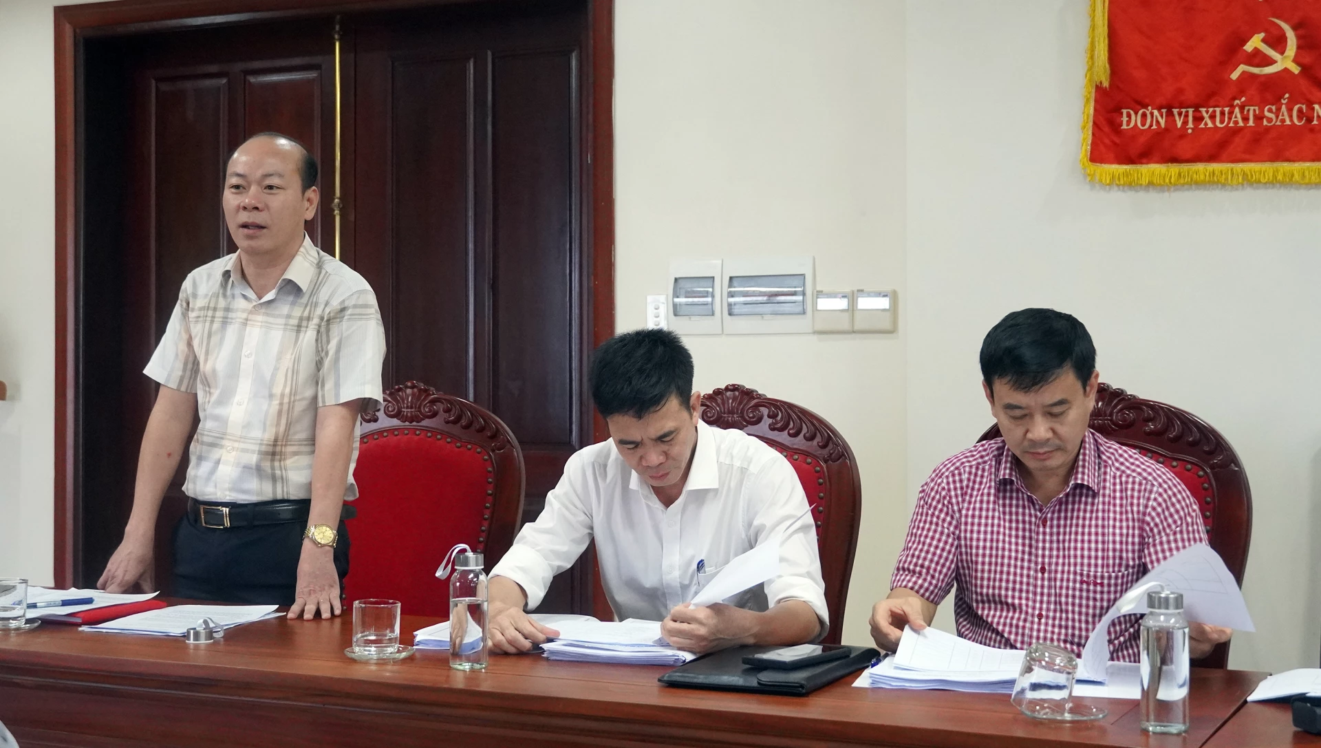 Đồng chí Nguyễn Phi Cường, Phó trưởng ban Tổ chức Tỉnh ủy, Phó trưởng Ban Giám khảo phát biểu tại cuộc họp - Ảnh: N.M