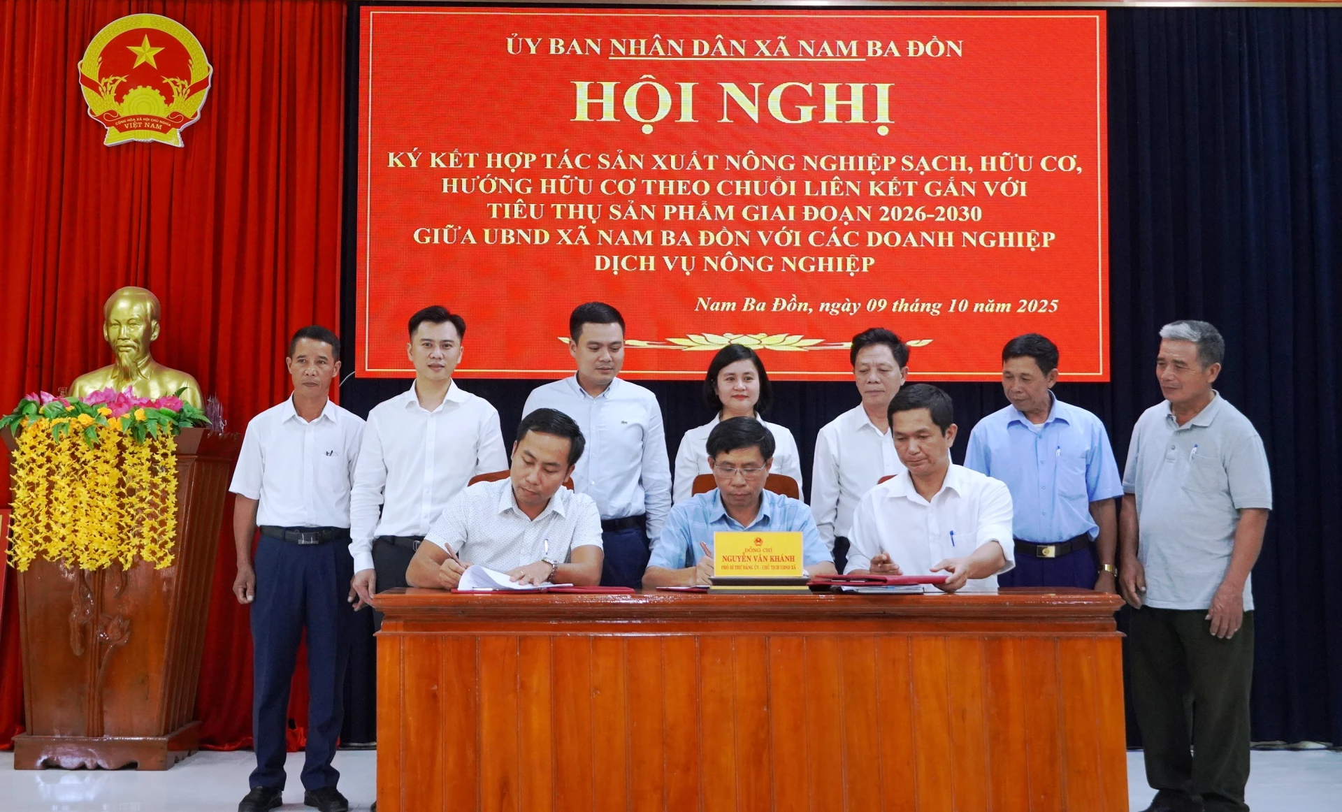 UBND xã Nam Ba Đồn ký kết hợp tác với các doanh nghiệp- Ảnh: T. Hoa