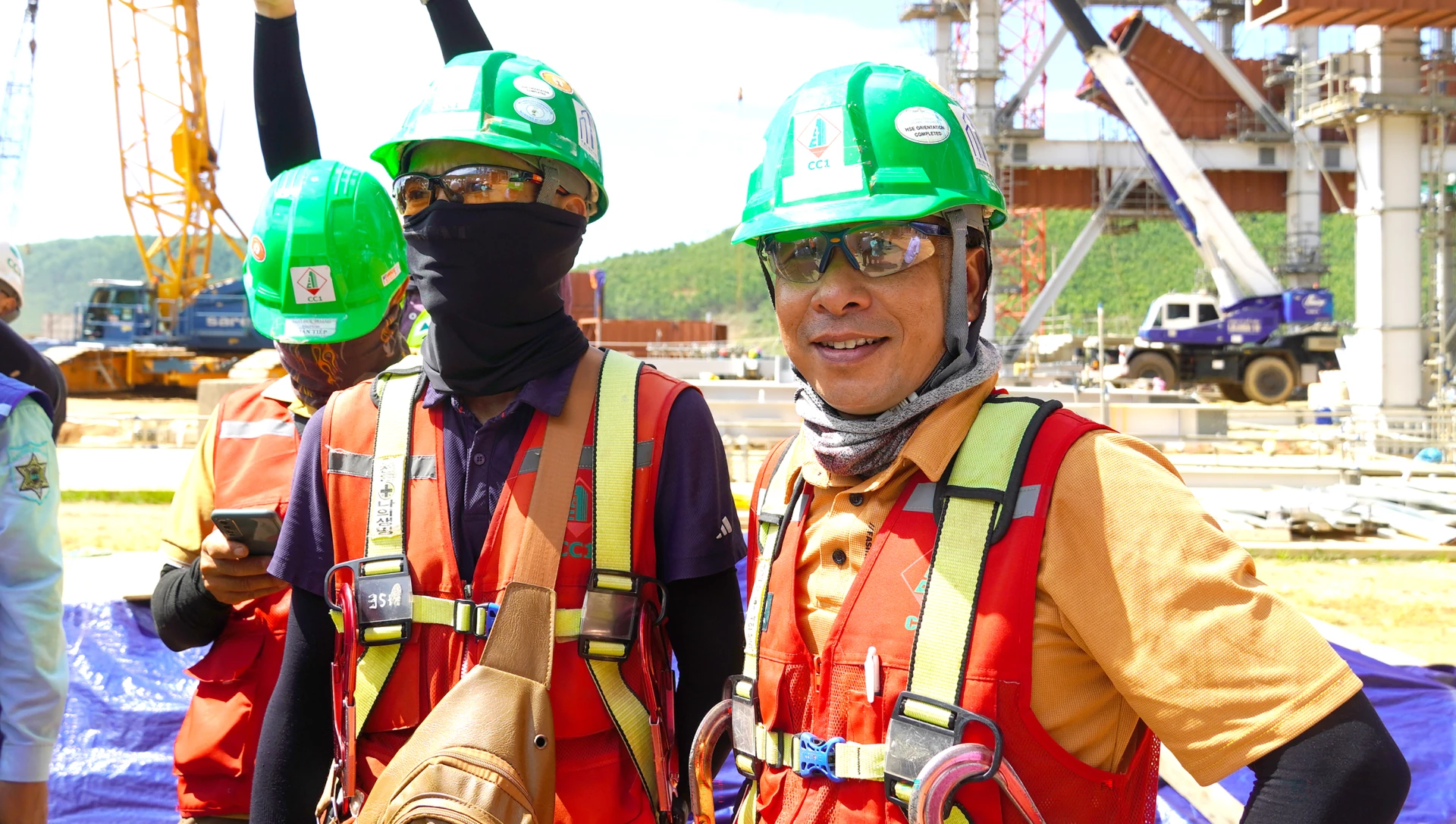 Có việc làm ổn định tại Trung tâm Điện lực Quảng Trạch, anh Nguyễn Ngọc Linh (người bên phải) yên tâm gắn bó với quê hương  - Ảnh: N.M