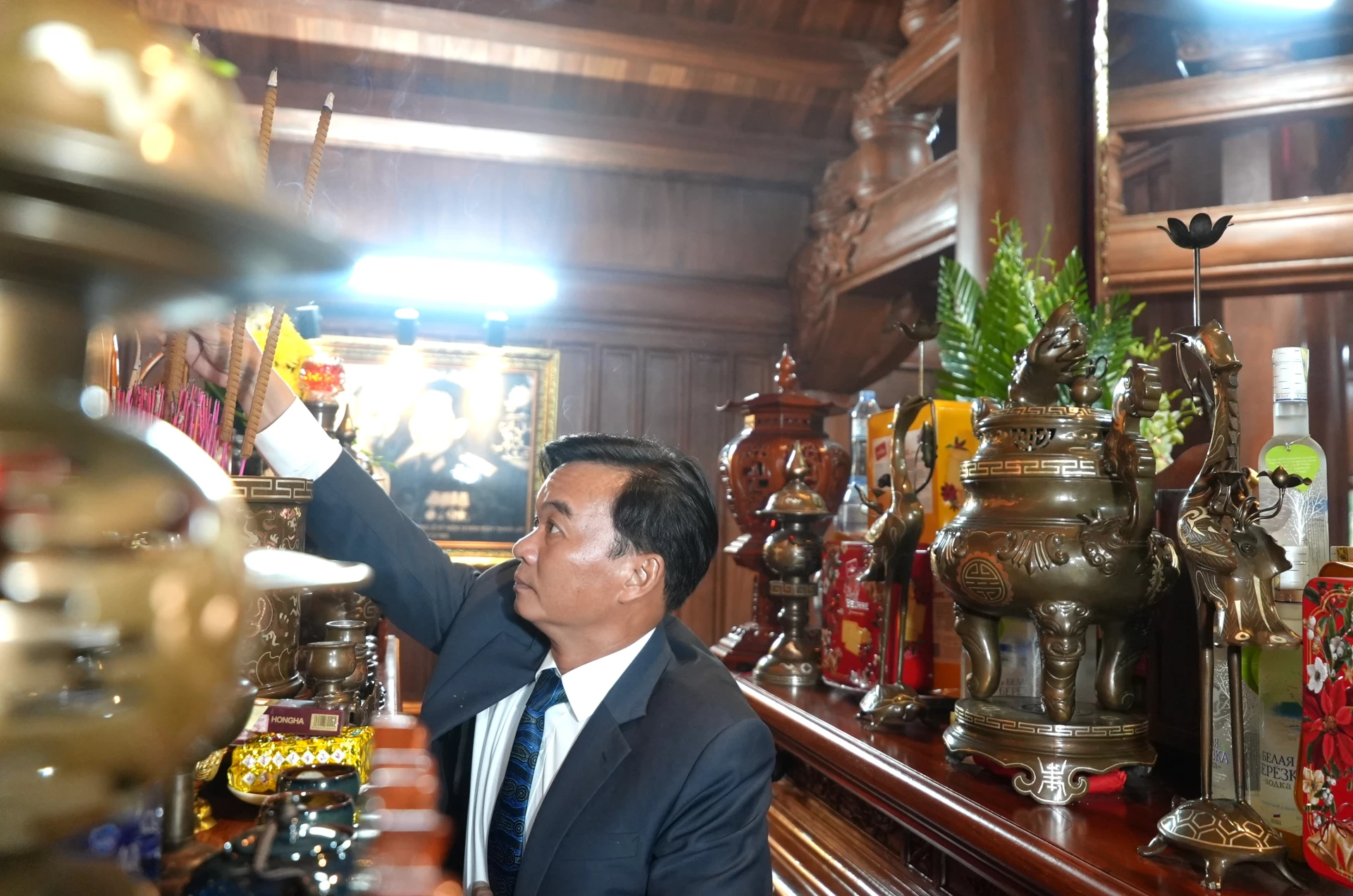 Đồng chí Nguyễn Chiến Thắng, Phó Bí thư Tỉnh ủy, Chủ tịch Ủy ban MTTQ Việt Nam tỉnh dâng hương - Ảnh: Trung Đức