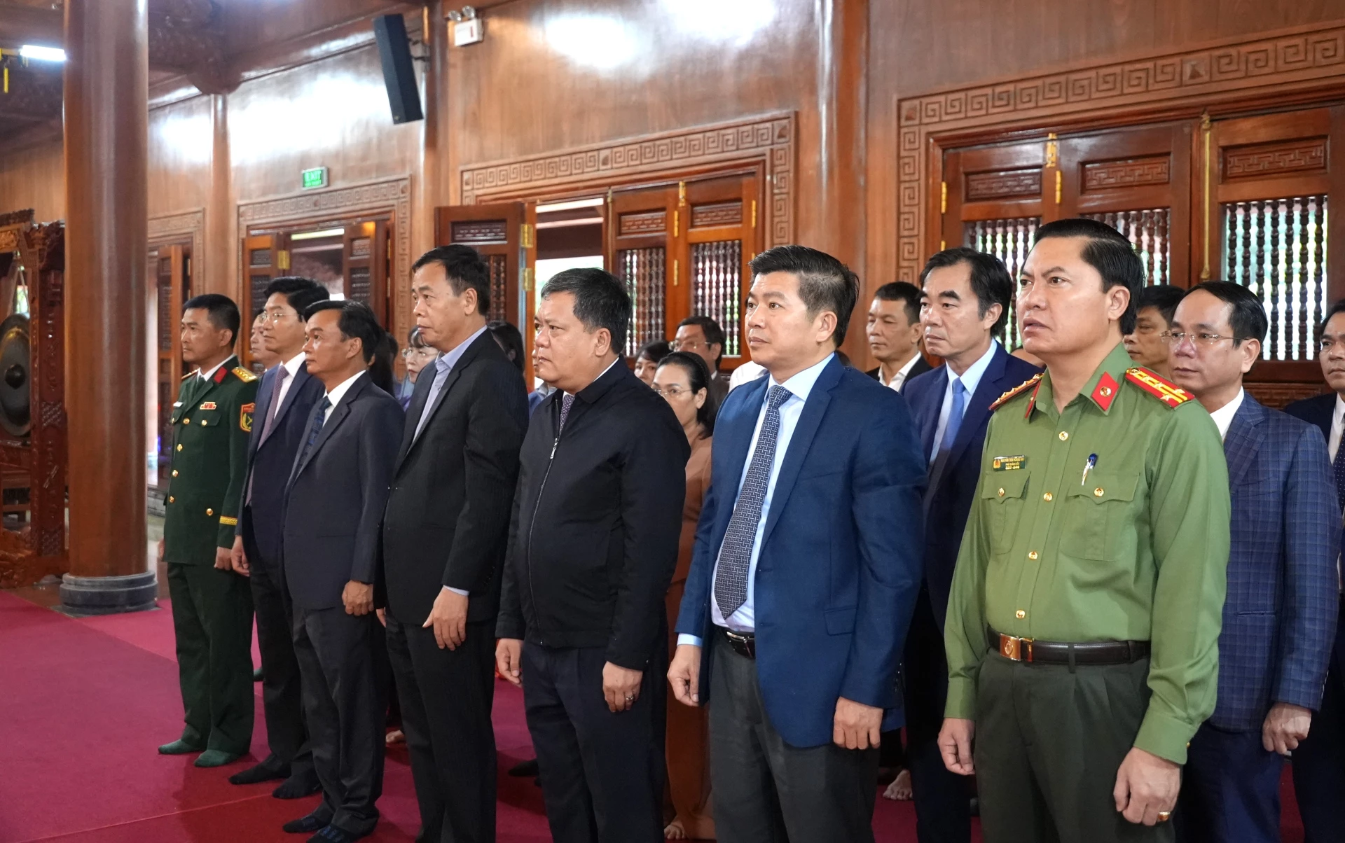 Các đồng chí lãnh đạo tỉnh báo công, dâng hương tại đền thờ Chủ tịch Hồ Chí Minh và các Anh hùng liệt sĩ tỉnh - Ảnh: Trung Đức