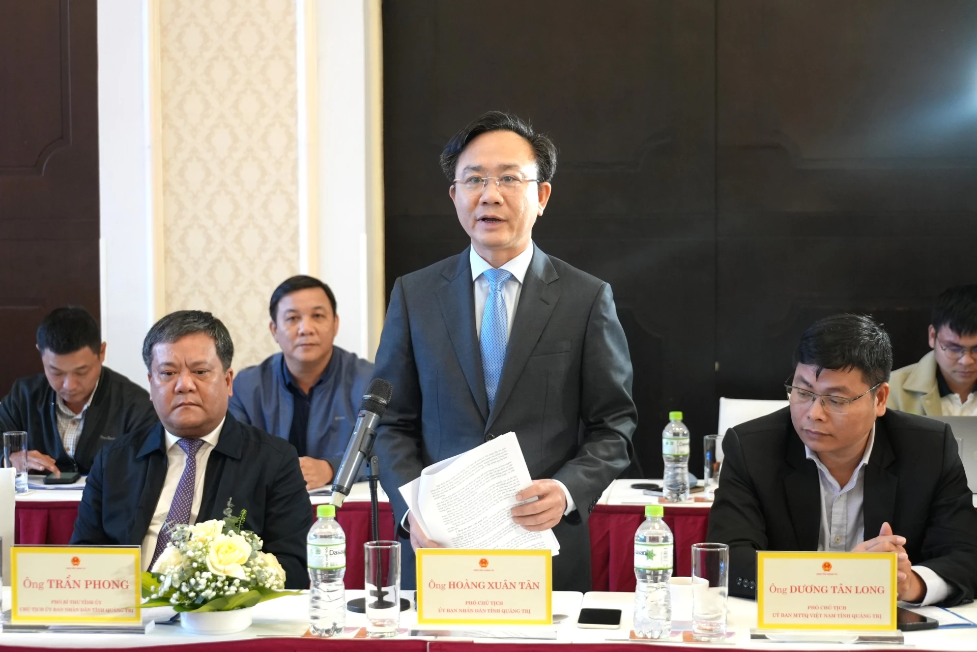 Đồng chí Phó Chủ tịch UBND tỉnh Hoàng Xuân Tân đề nghị Tập đoàn VNPT hỗ trợ tỉnh Quảng Trị đẩy mạnh chuyển đổi số - Ảnh: Trung Đức