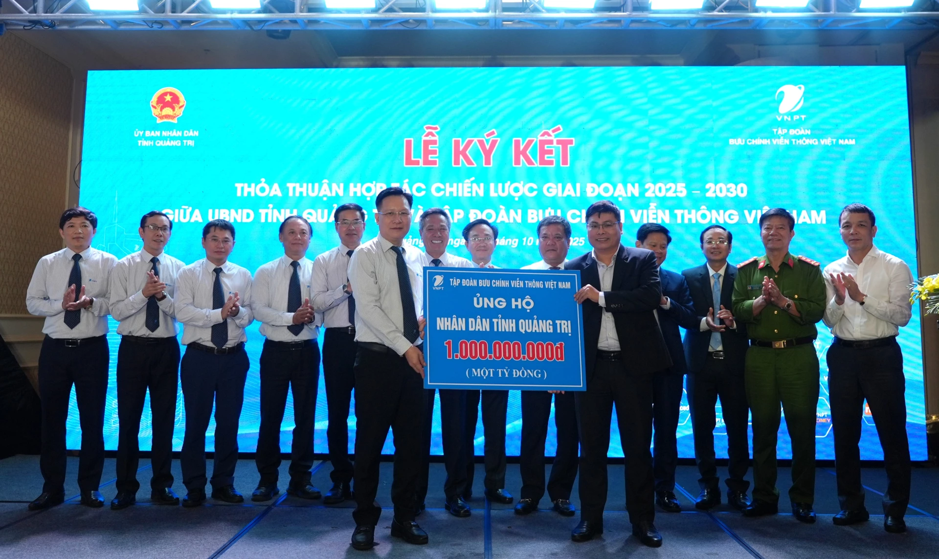 Tập đoàn VNPT hỗ trợ tỉnh Quảng Trị số tiền 1 tỉ đồng cho các hoạt động an sinh xã hội - Ảnh: Trung Đức