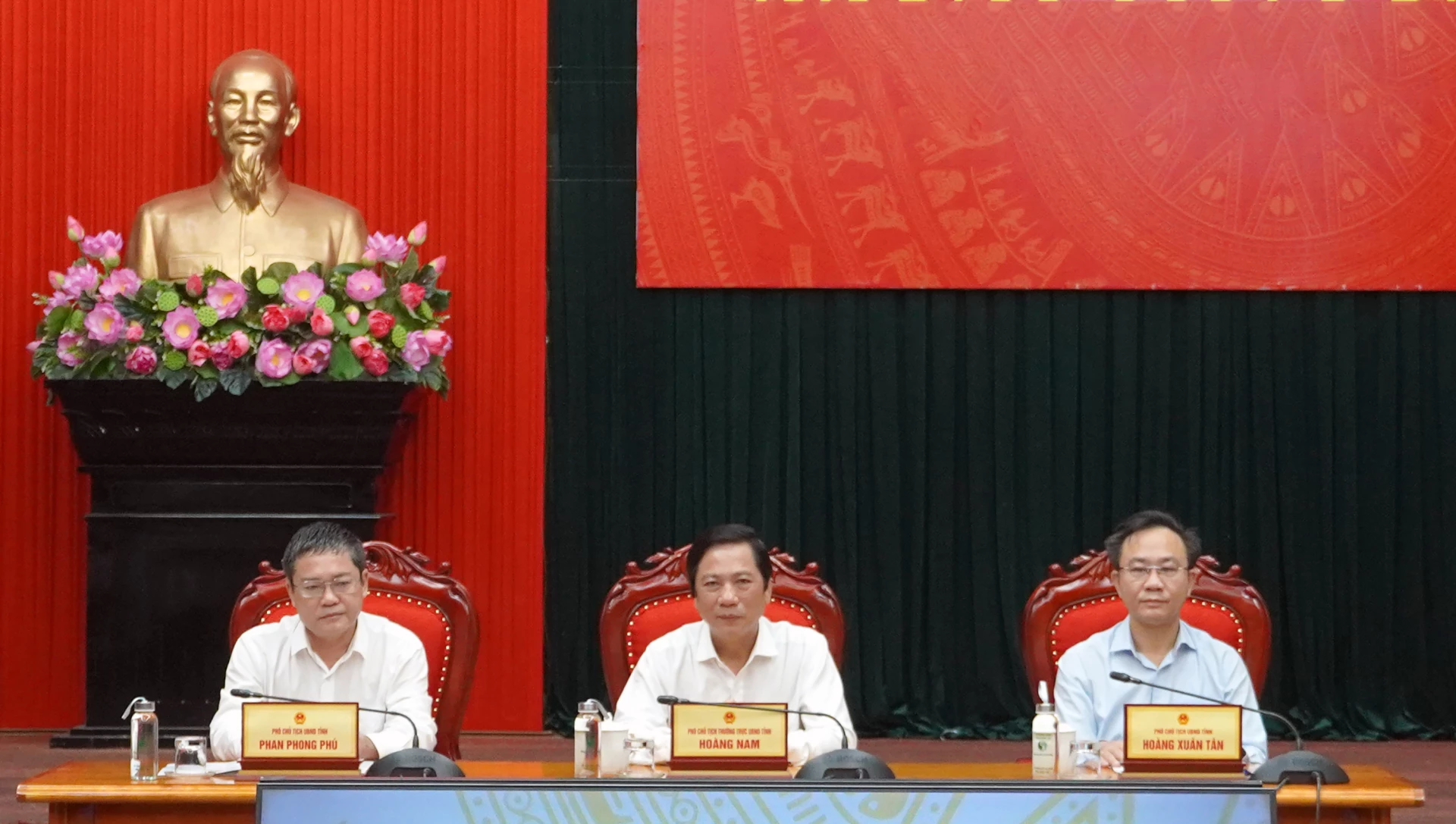 Các đồng chí lãnh đạo tỉnh tại điểm cầu Quảng Trị - Ảnh: N.M