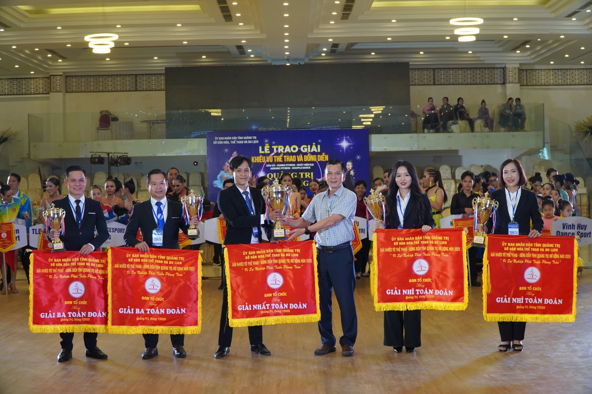 BTC trao thưởng tại Giải Khiêu vũ thể thao mở rộng năm 2025 do Sở Văn hóa, Thể thao và Du lịch tỉnh Quảng Trị tổ chức-Ảnh: M.H
