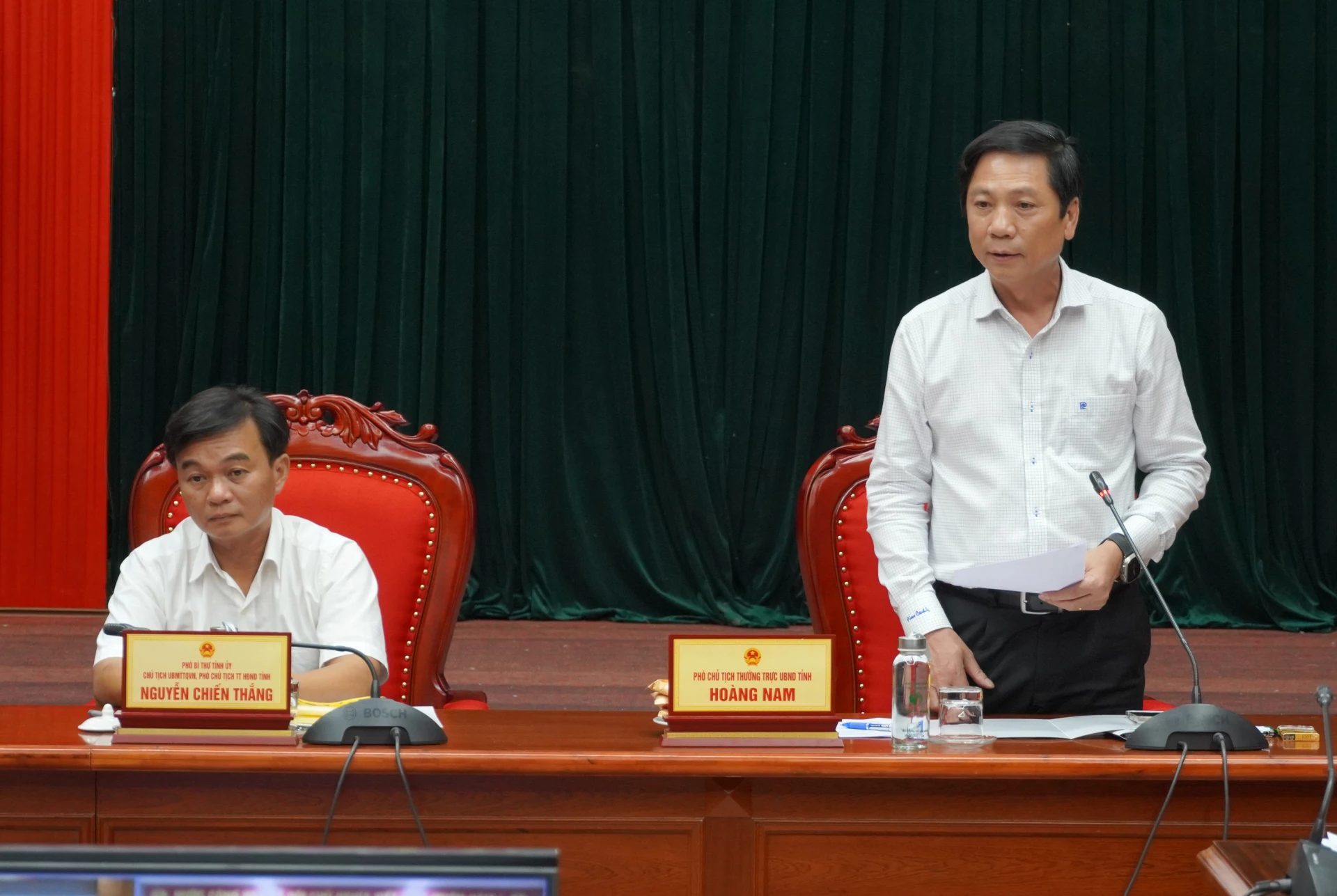 Phó Chủ tịch Thường trực UBND tỉnh Hoàng Nam phát biểu tại cuộc họp - Ảnh: N.H



