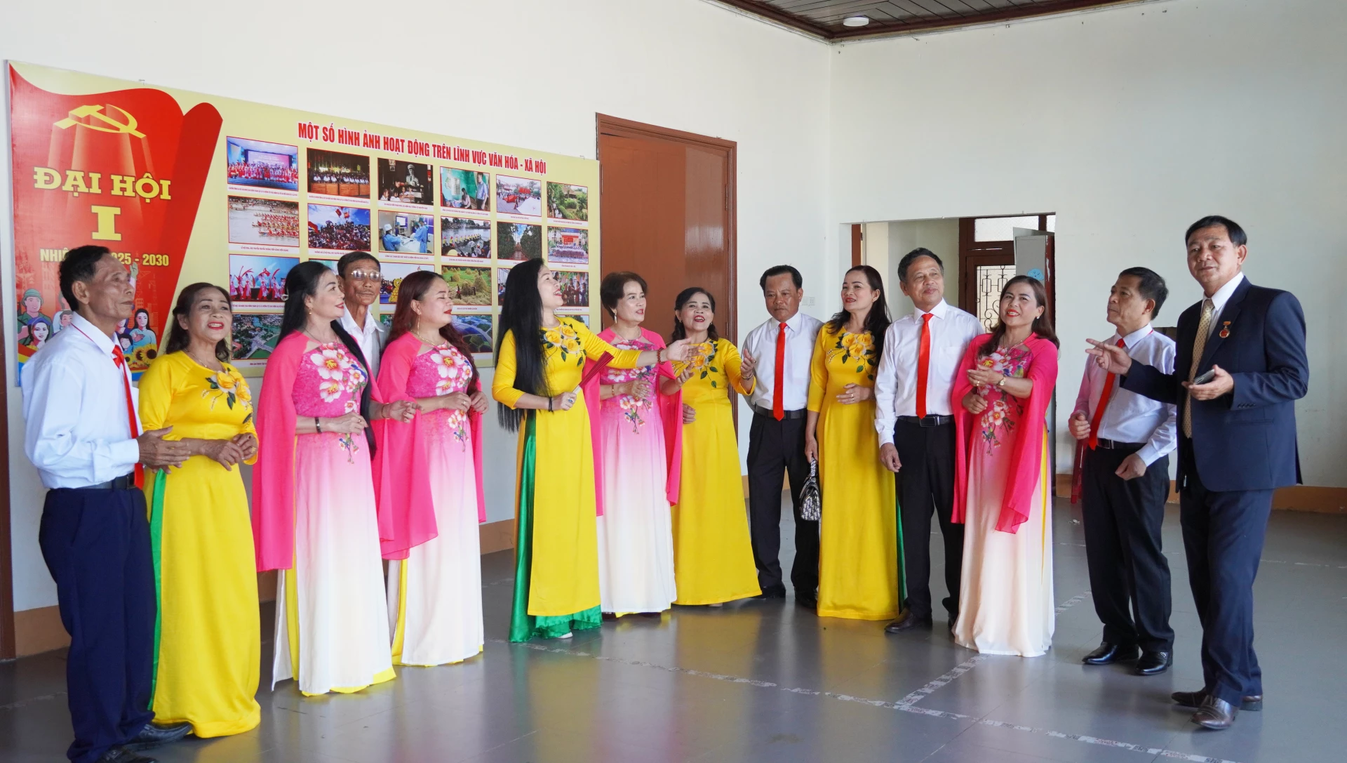 CLB Dân ca Sông Hiền (xã Vĩnh Linh) tập luyện trước khi biểu diễn - Ảnh: M.N