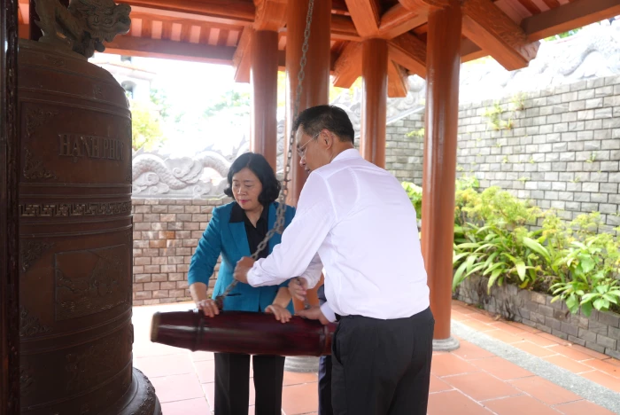 Bí thư Thành ủy Hà Nội Bùi Thị Minh Hoài dâng hương tại Di tích lịch sử Quốc gia Bến phà 2 Long Đại