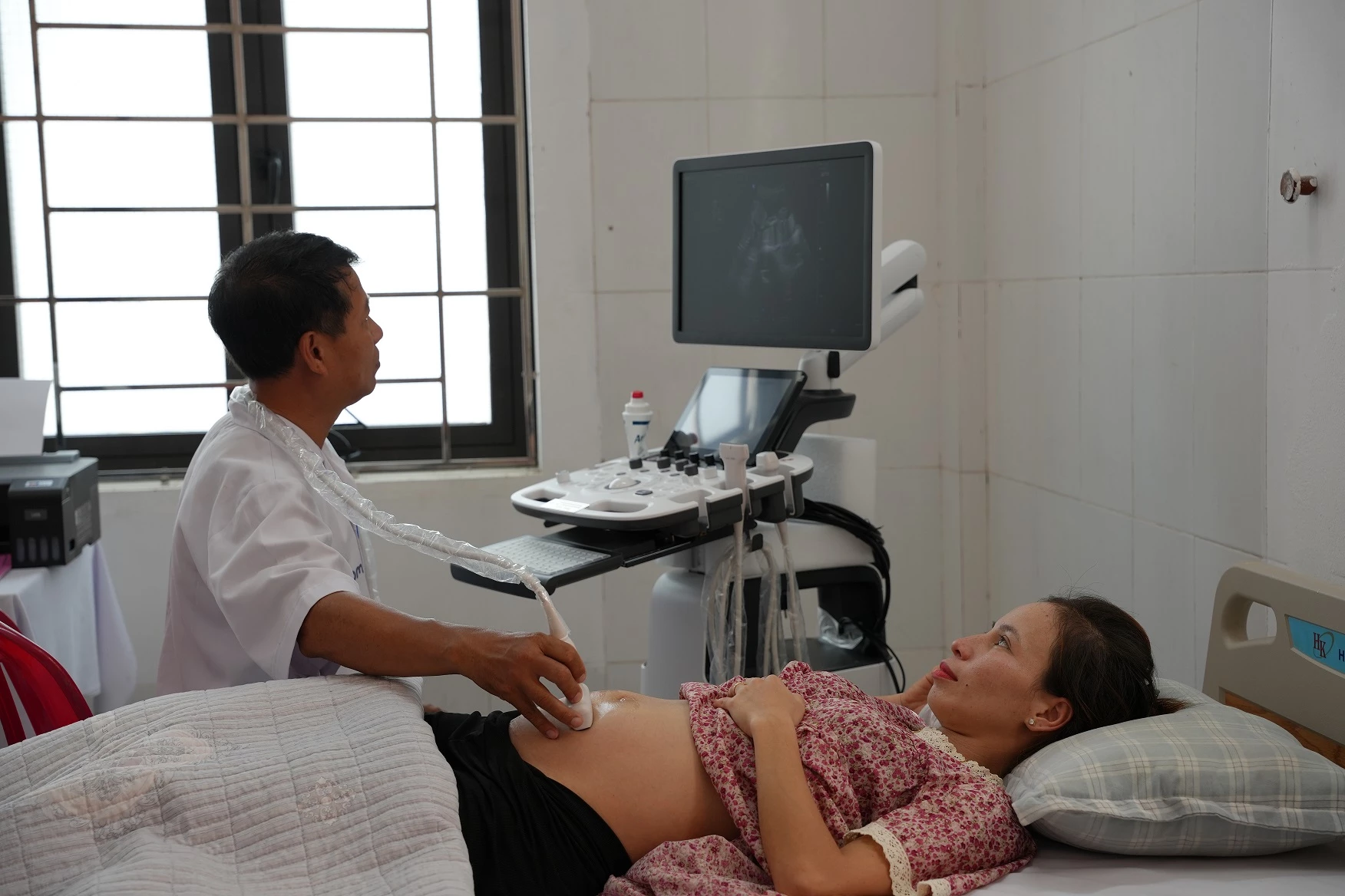 Khám sức khỏe cho thai phụ tại Trung tâm Y tế Quân-dân y đặc khu Cồn Cỏ - Ảnh: L.D