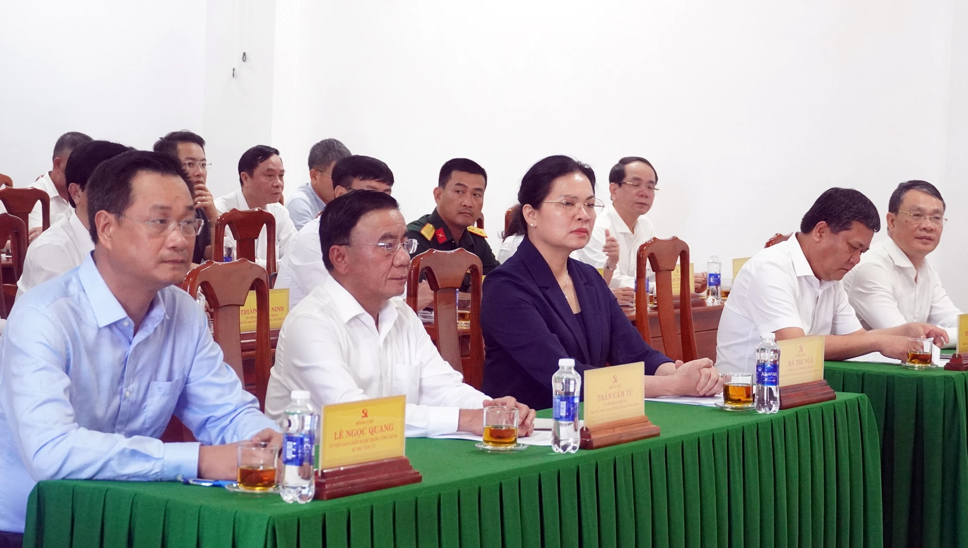 Đồng chí Thường trực Ban Bí thư Trần Cẩm Tú và các đồng chí lãnh đạo tỉnh tại buổi làm việc - Ảnh: N.M