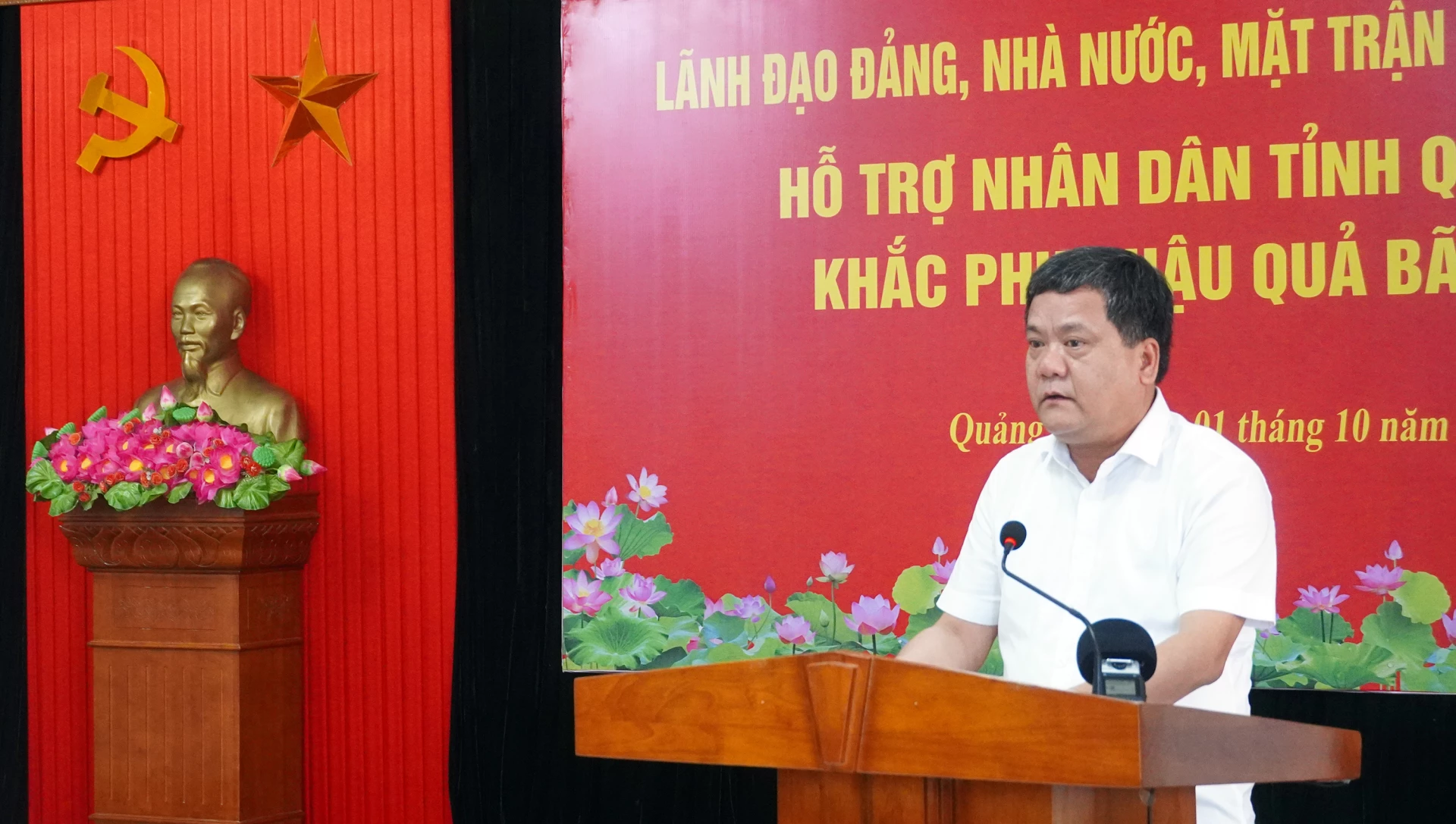 Đồng chí Chủ tịch UBND tỉnh Trần Phong báo cáo công tác ứng phó và khắc phục hậu quả bão số 10 - Ảnh: N.M
