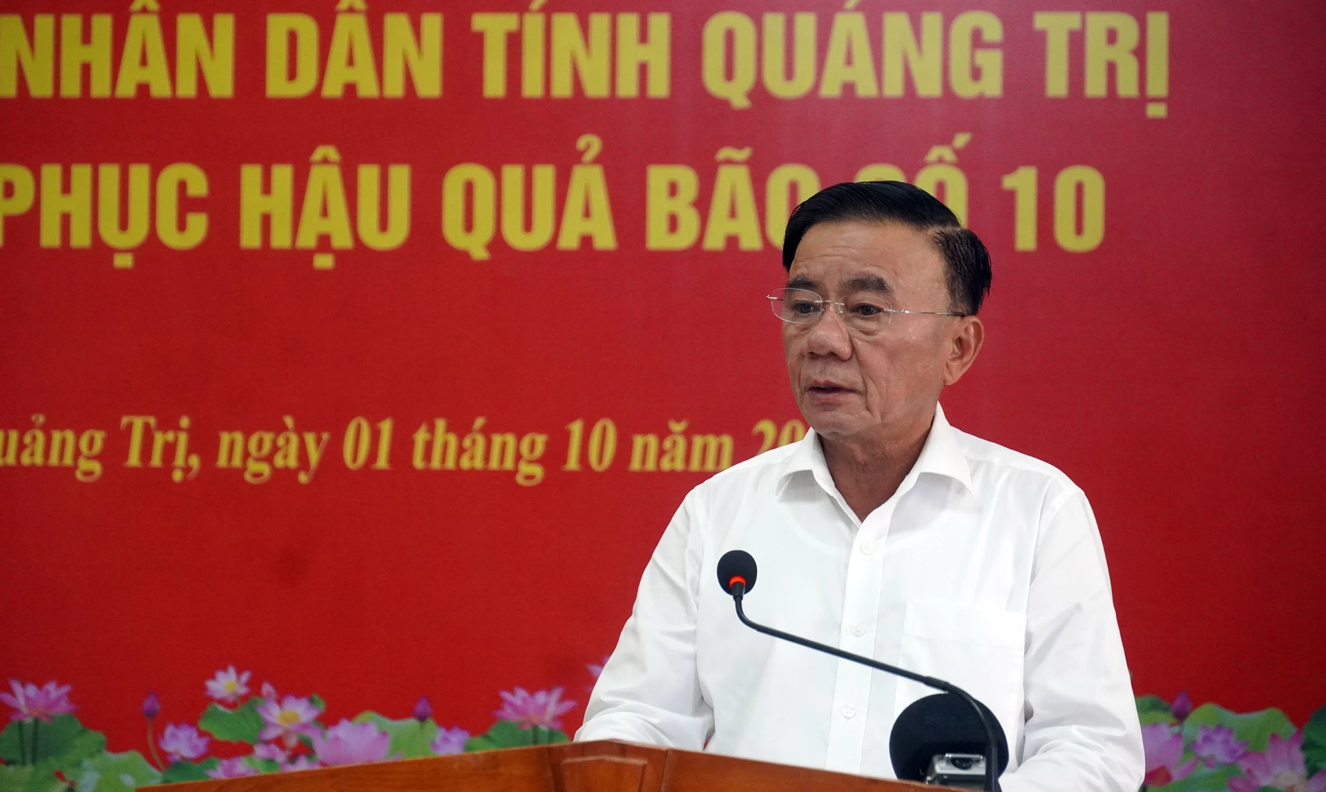 Đồng chí Đồng chí Thường trực Ban Bí thư Trần Cẩm Tú chia sẻ sâu sắc với những thiệt hại của Nhân dân tỉnh Quảng Trị - Ảnh: N.M
