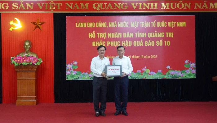  

Trao hỗ trợ của Đảng, Nhà nước giúp tỉnh Quảng Trị khắc phục hậu quả bão số 10