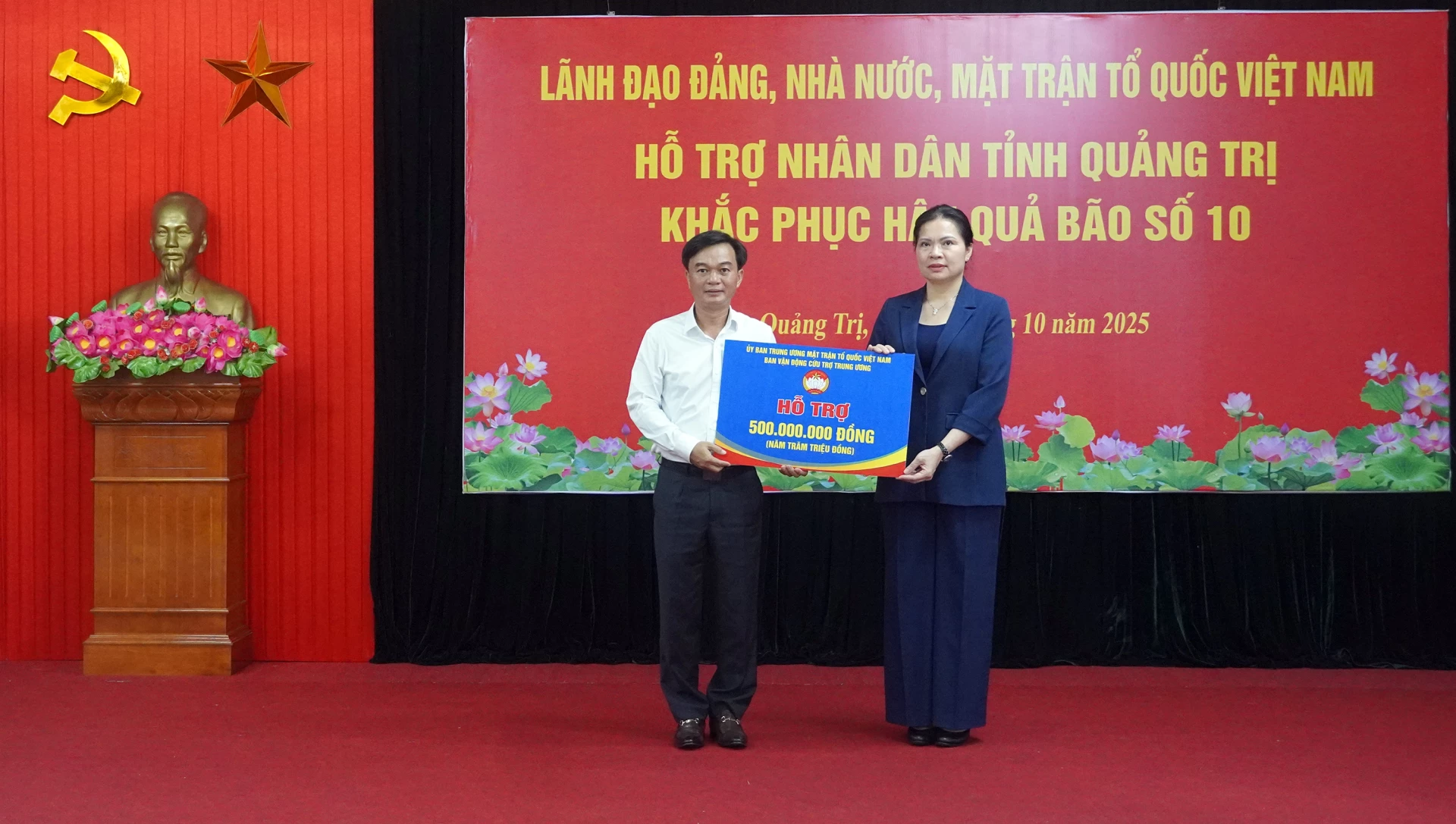 Đồng chí Hà Thị Nga, Ủy viên Trung ương Đảng, Phó Chủ tịch Ủy ban Trung ương MTTQ Việt Nam trao quà của Ban vận động cứu trợ Trung ương - Ảnh: N.M