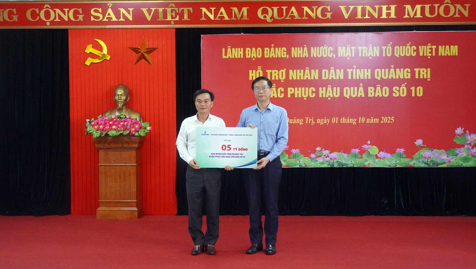 Đồng chí Nguyễn Chiến Thắng, Phó Bí thư Tỉnh ủy, Chủ tịch Ủy ban MTTQ Việt Nam tỉnh, Phó Chủ tịch Thường trực HĐND tỉnh tiếp nhận quà do Tập đoàn Công nghiệp năng lượng quốc gia Việt Nam hỗ trợ